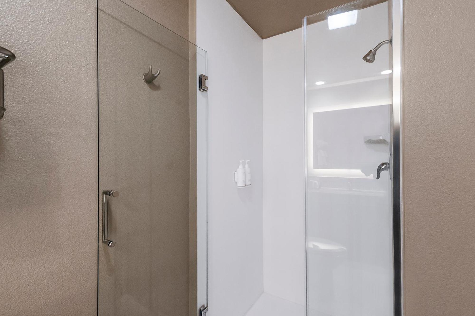 Deluxe Spa Suite - Photo 4