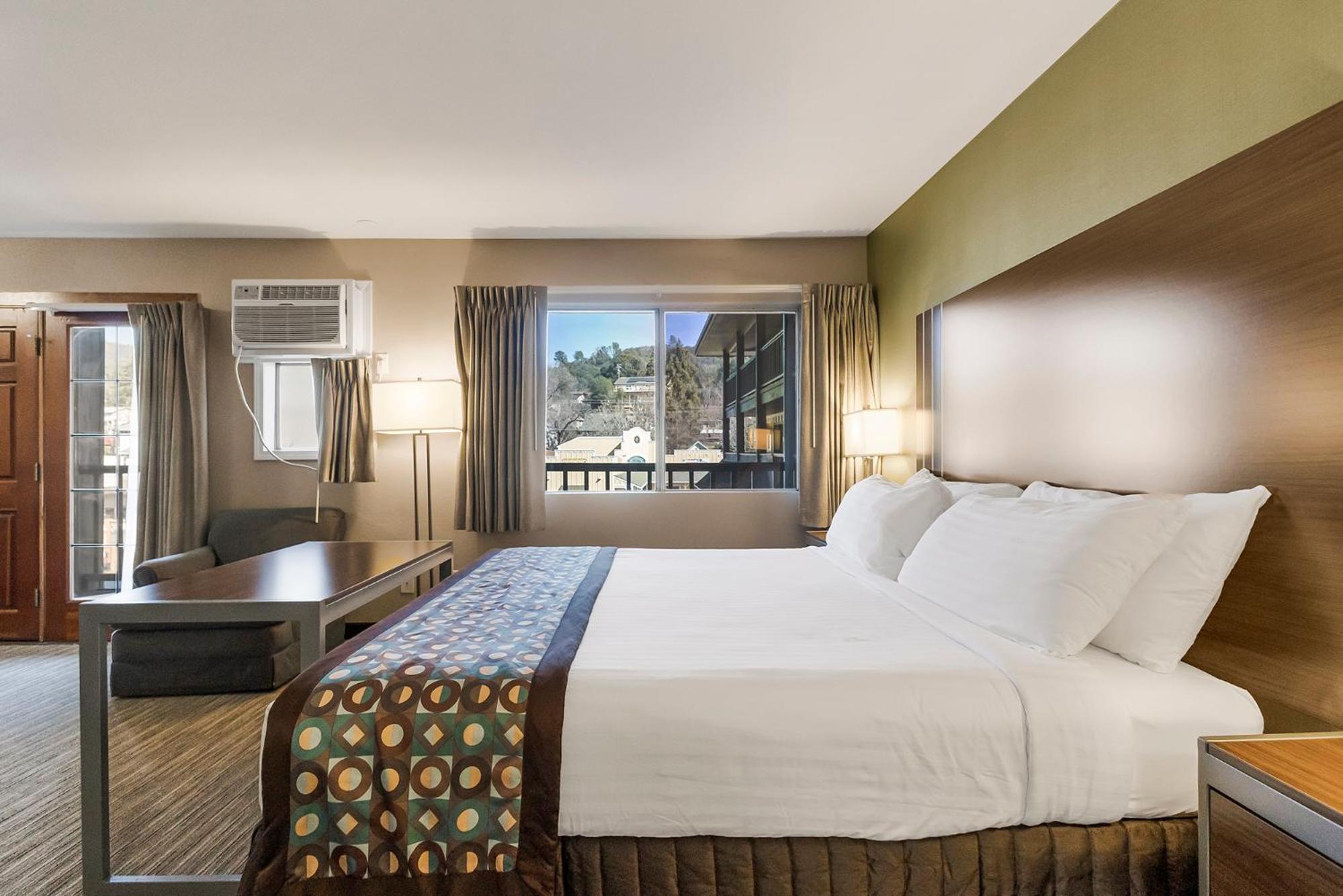 Deluxe King Room - Photo 1