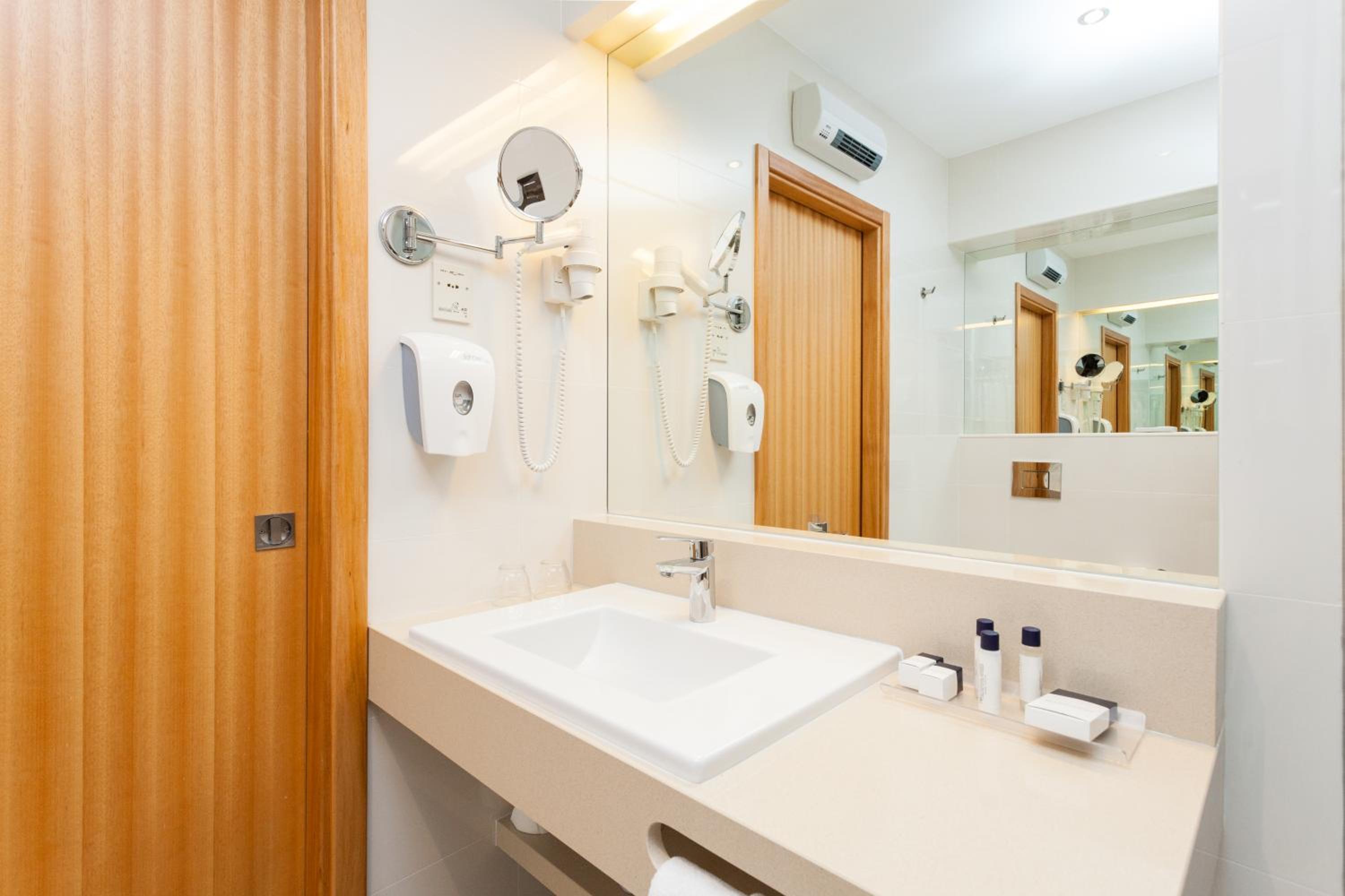 Twin Room with Marina View - Photo 7