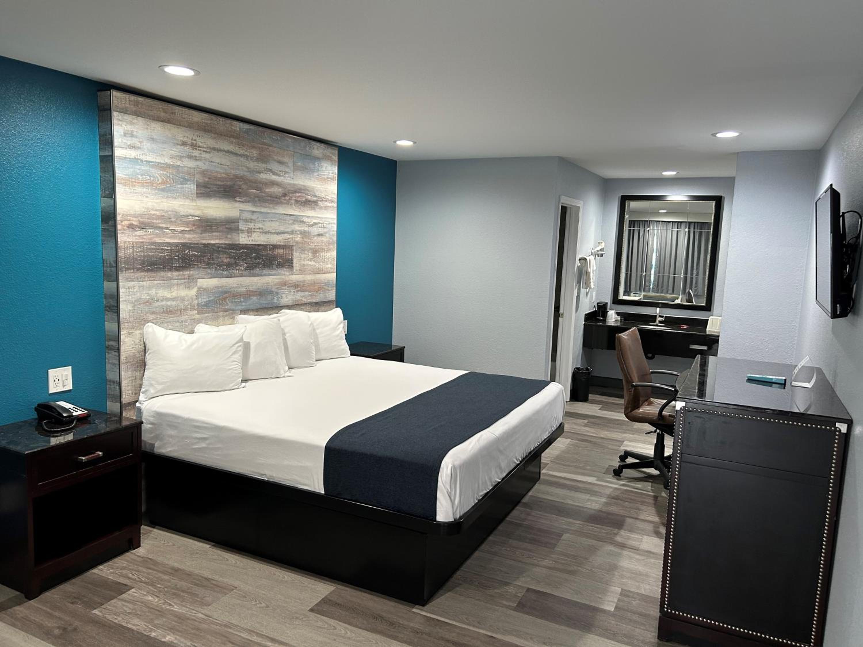 King Room - Non-Smoking - Photo 2