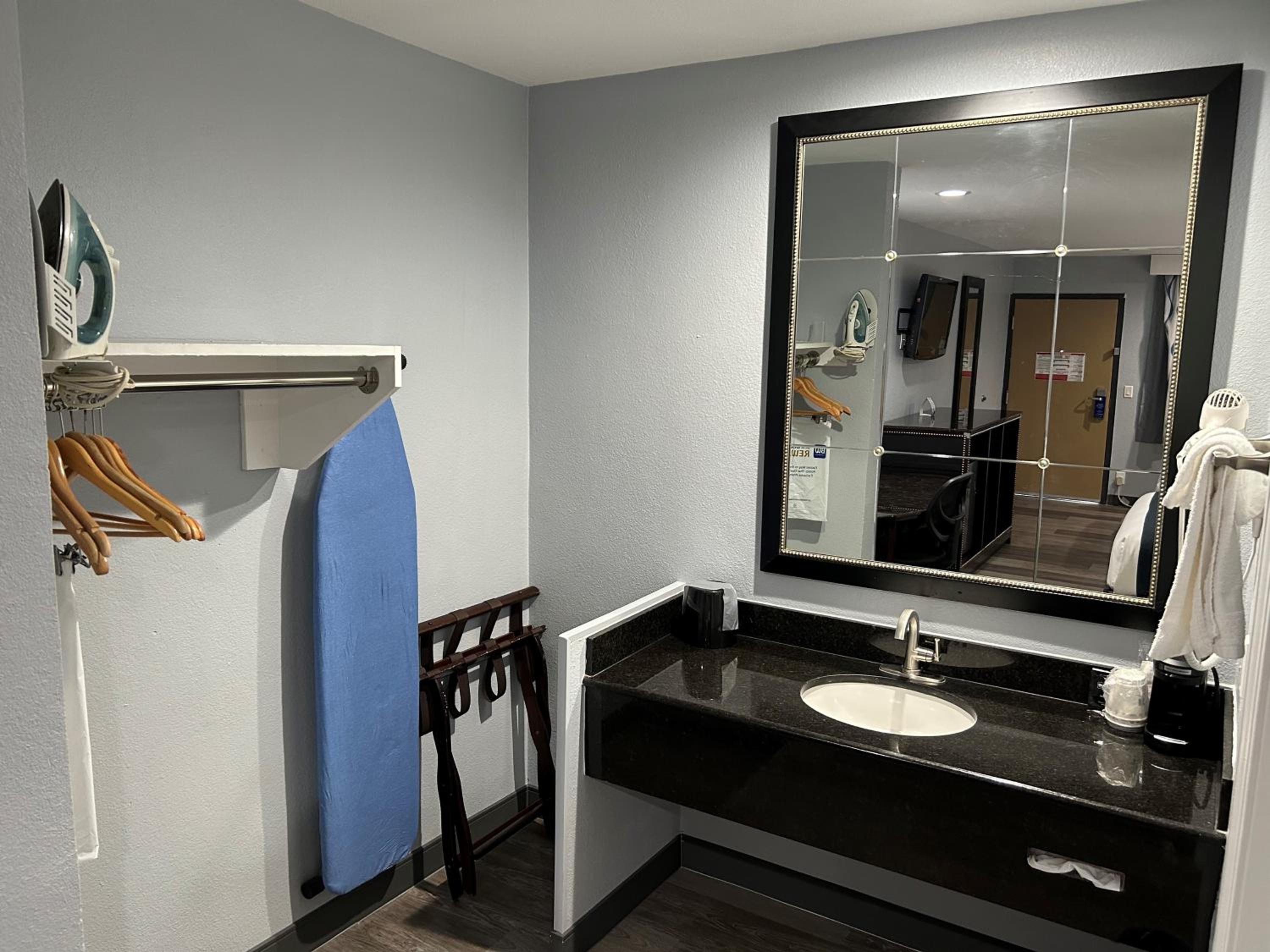 King Room - Non-Smoking - Photo 7