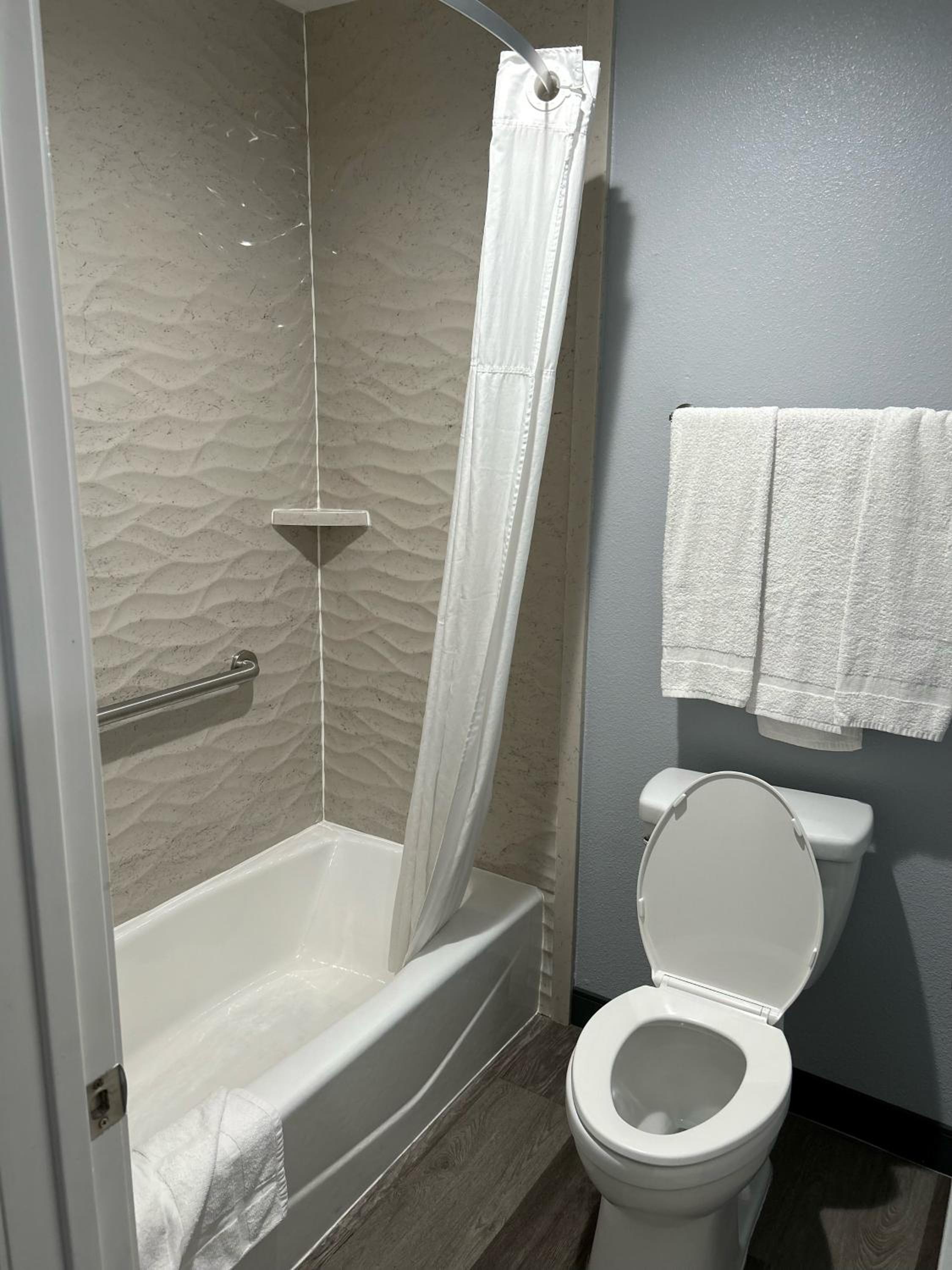 King Room - Non-Smoking - Photo 6