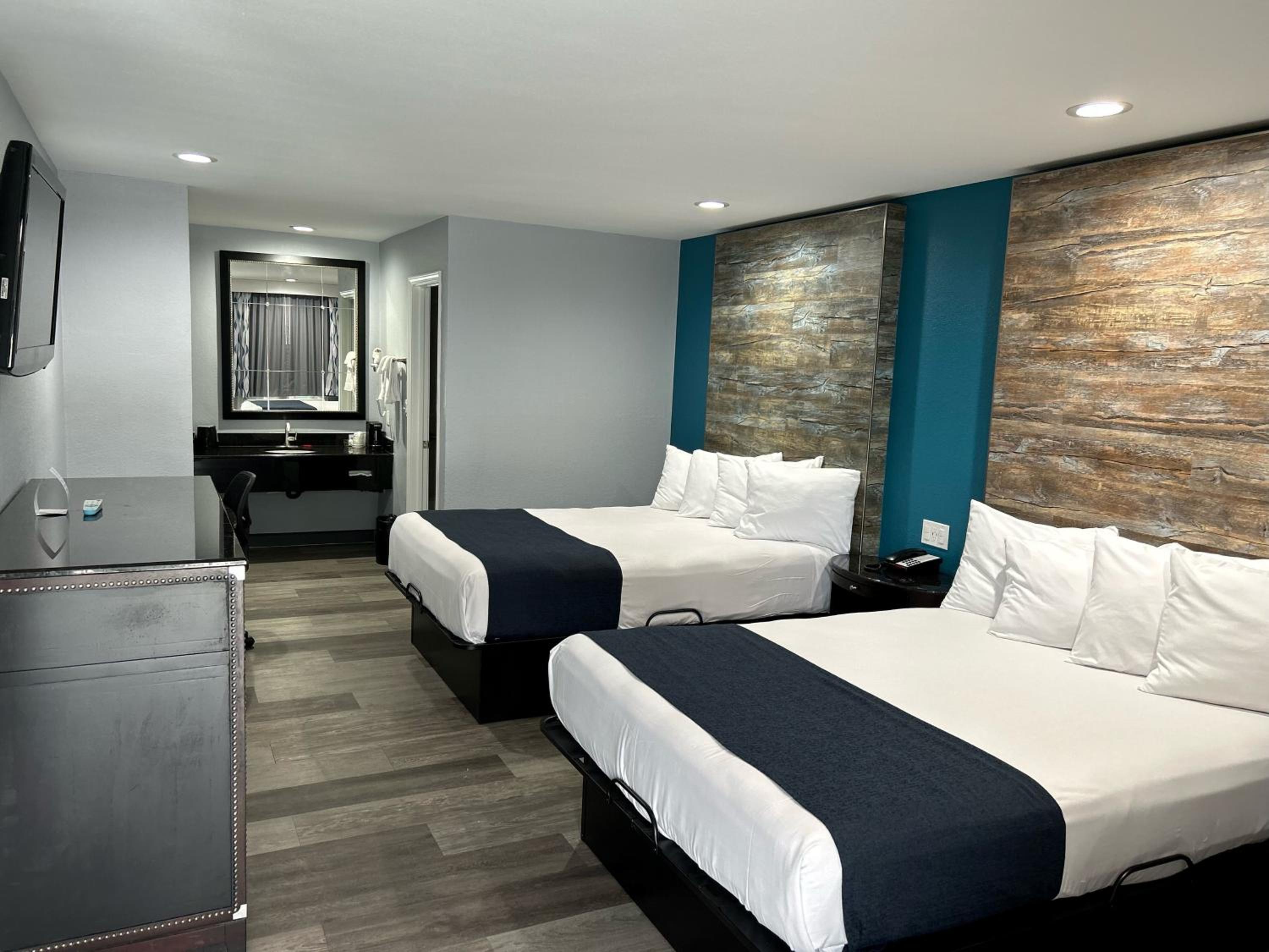 Queen Room with Two Queen Beds - Non-Smoking - Photo 2