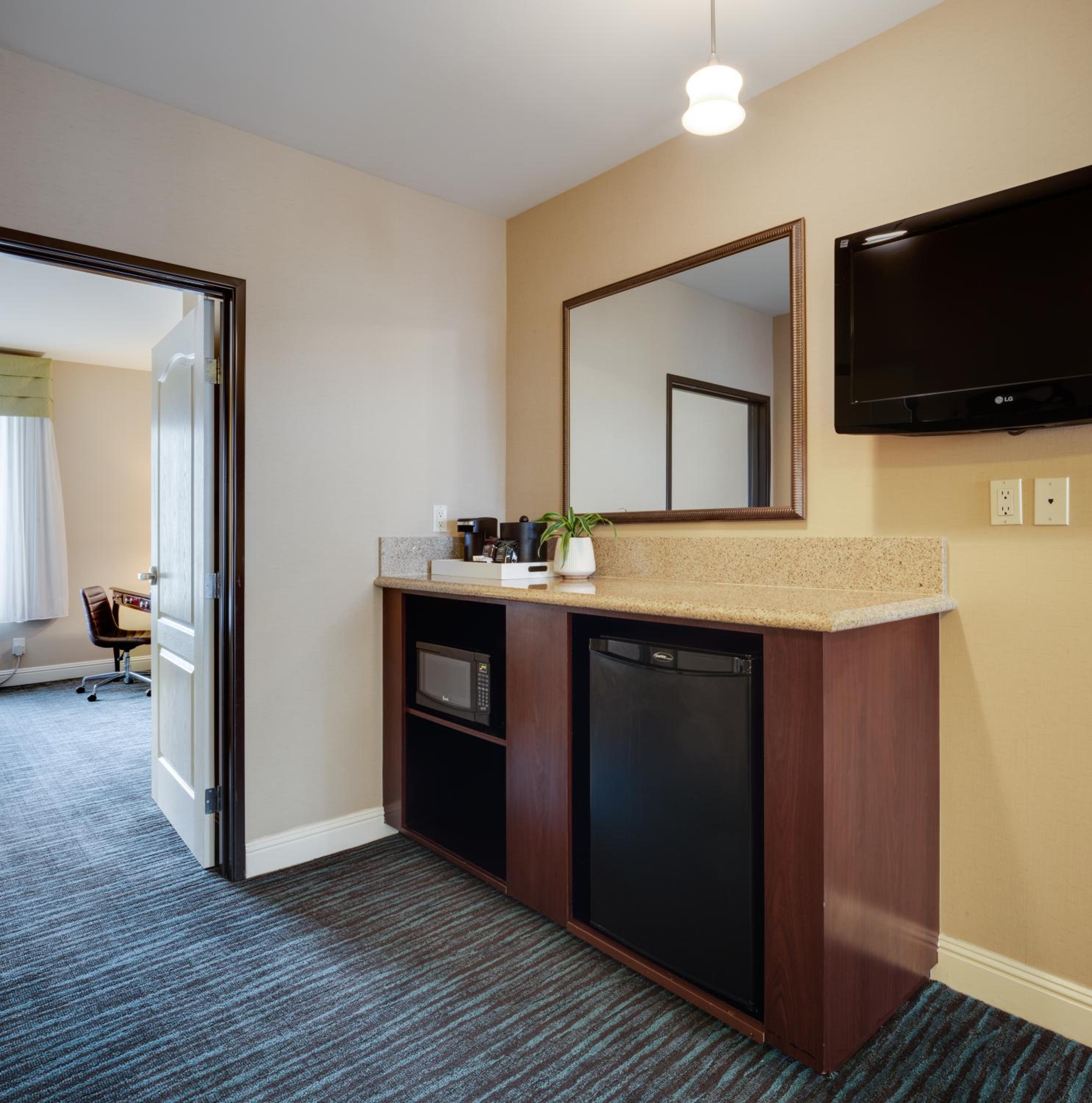 One-Bedroom King Suite - Photo 2
