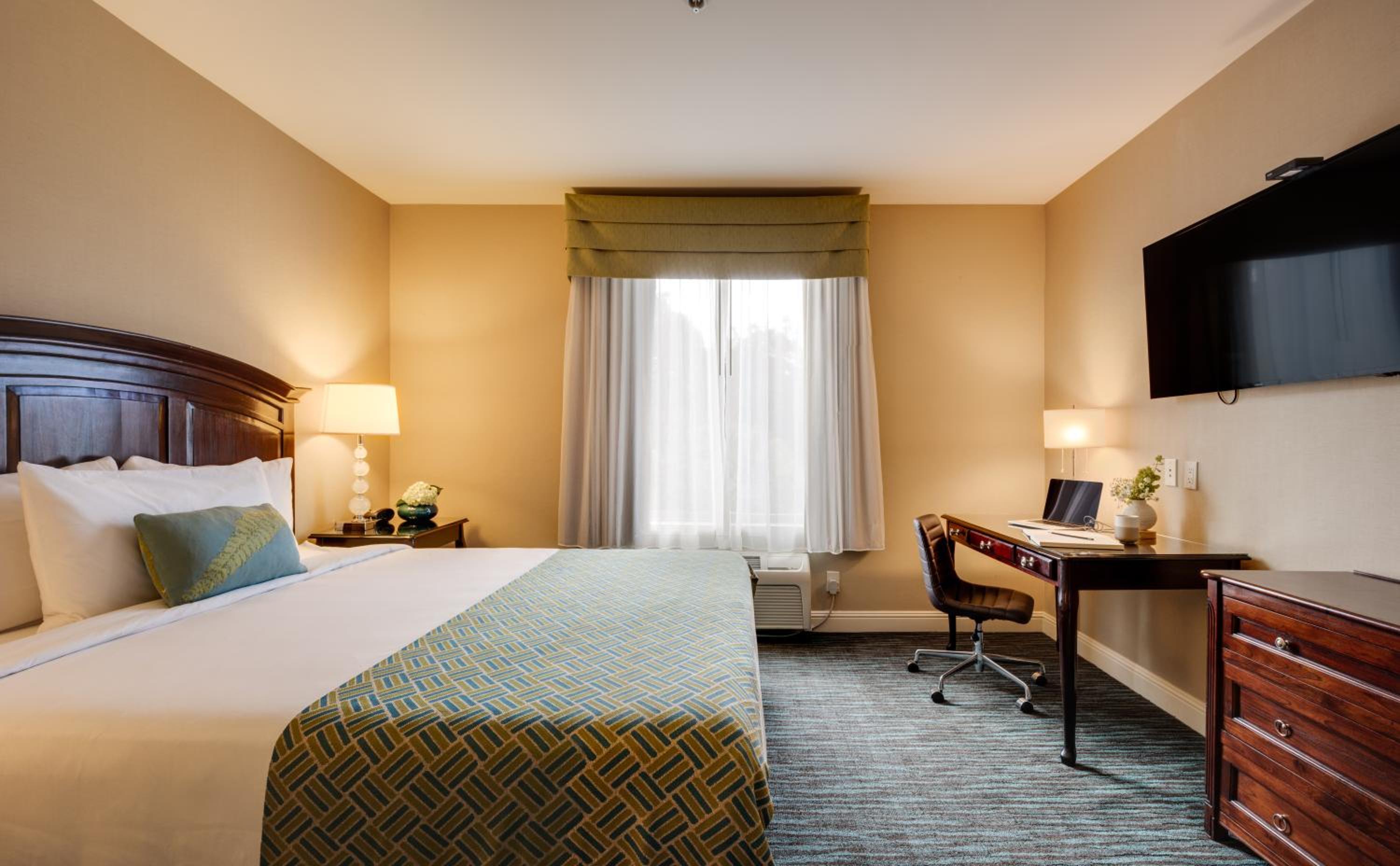 One-Bedroom King Suite - Photo 4
