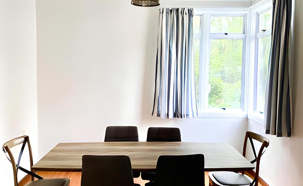 Four-Bedroom House - Photo 6