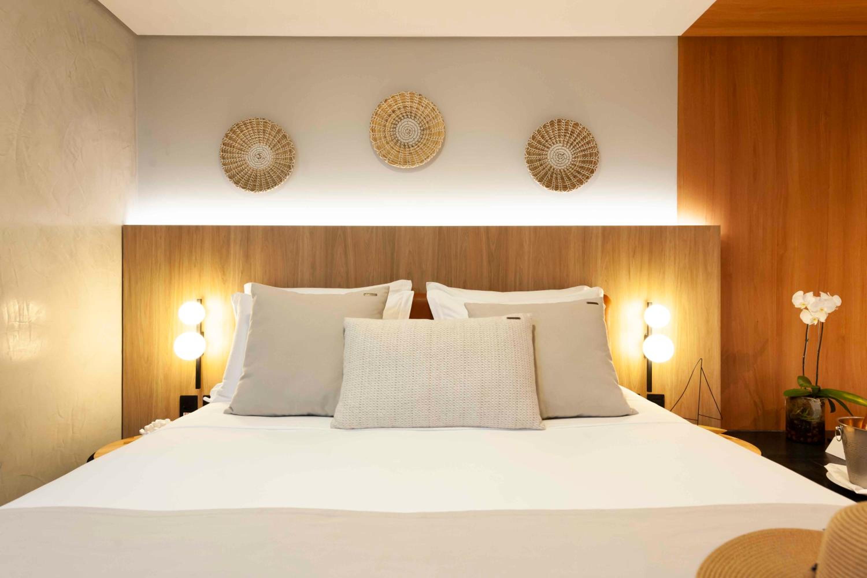 Deluxe Double Room with Bath - Photo 8
