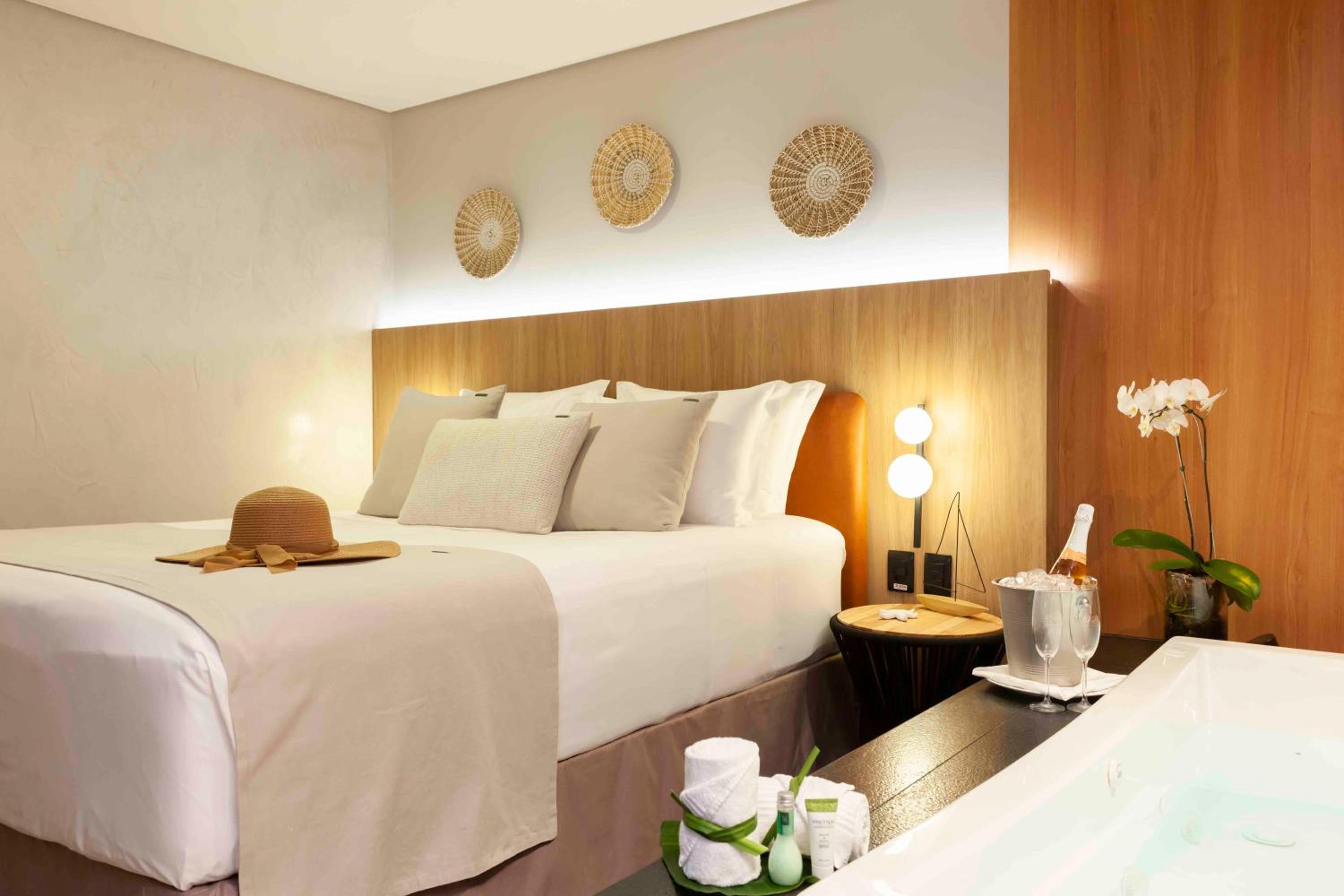 Deluxe Double Room with Bath - Photo 2