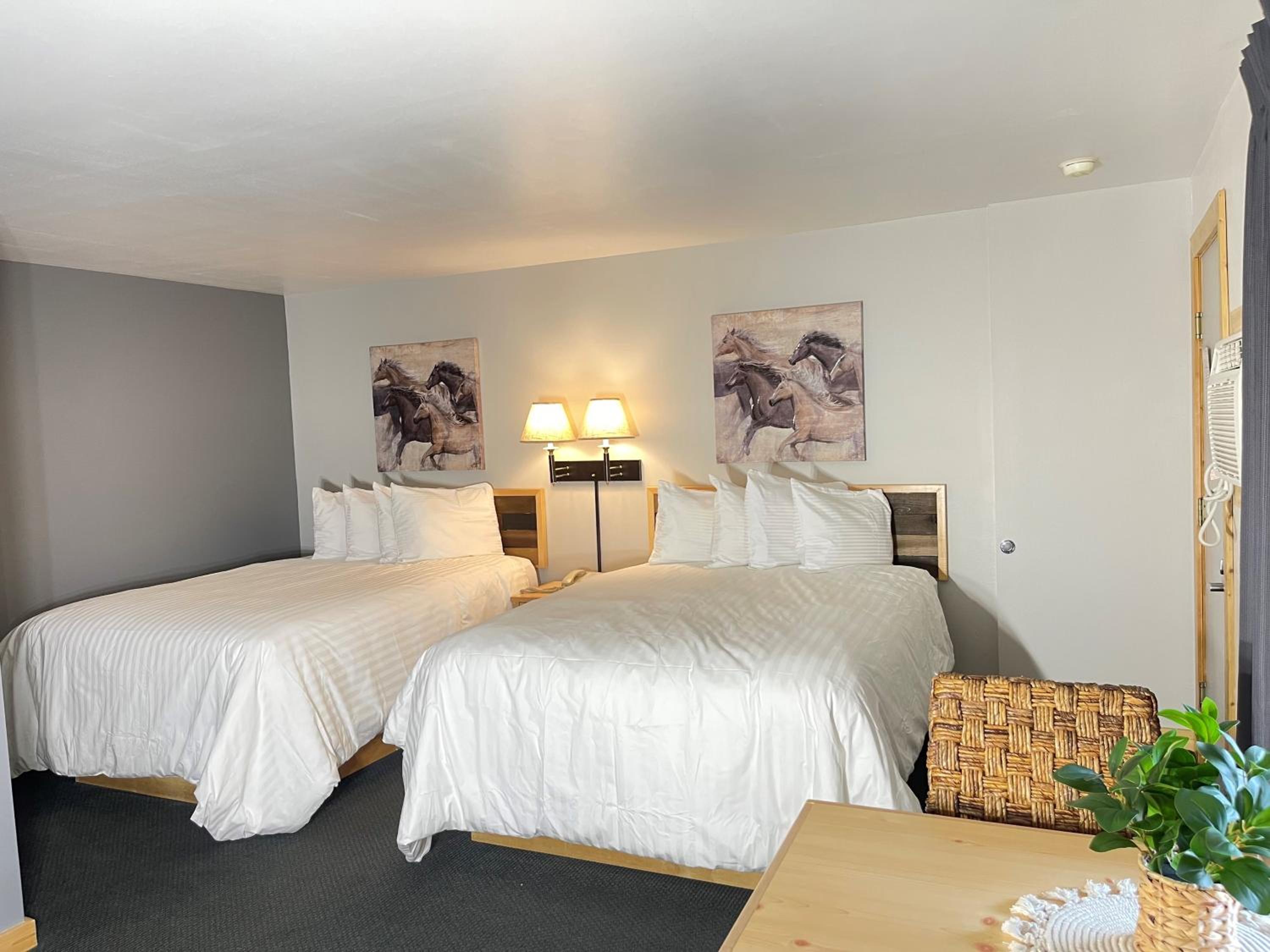 Queen Room with Two Queen Beds photo 3