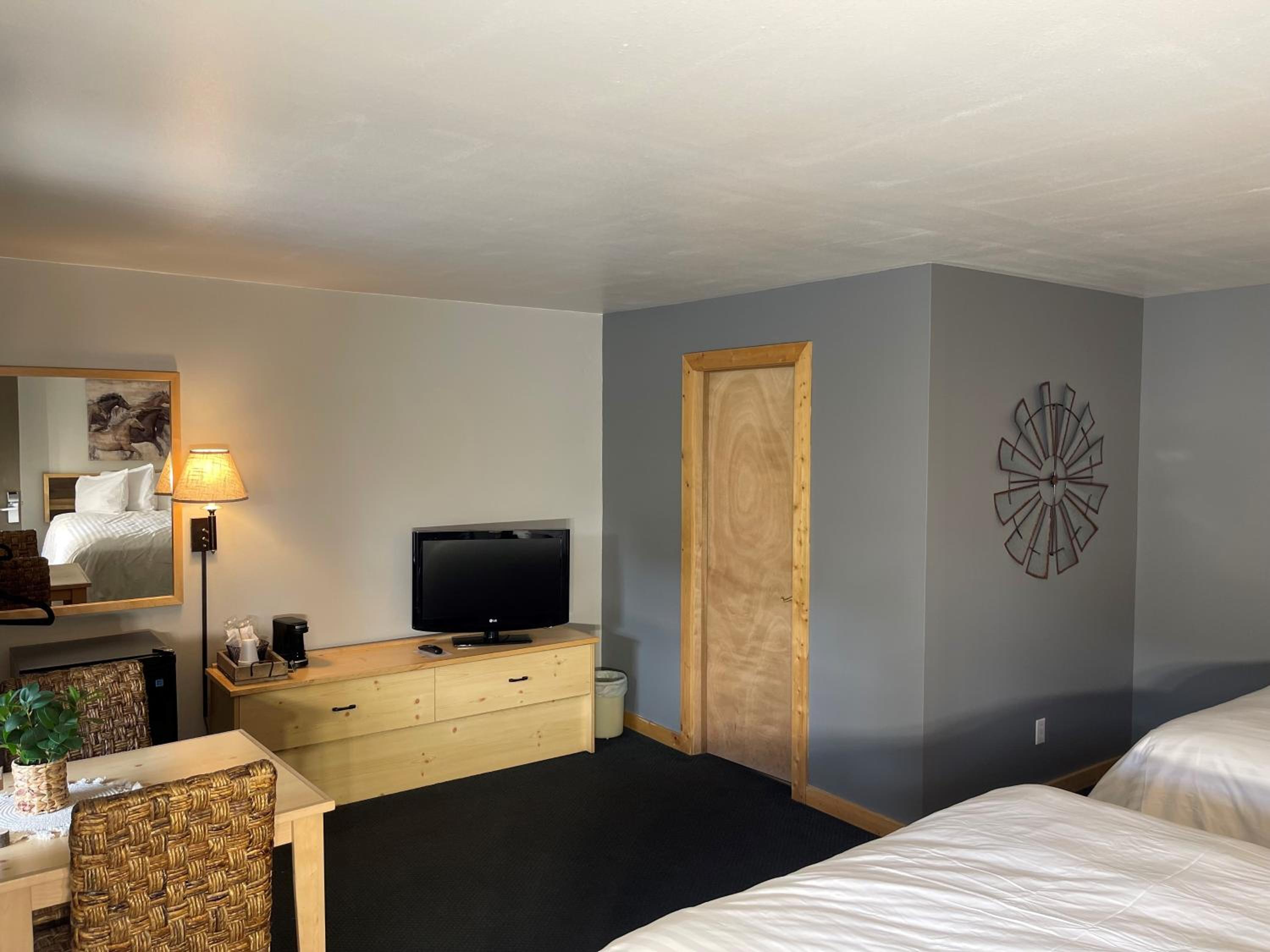 Queen Room with Two Queen Beds photo 2