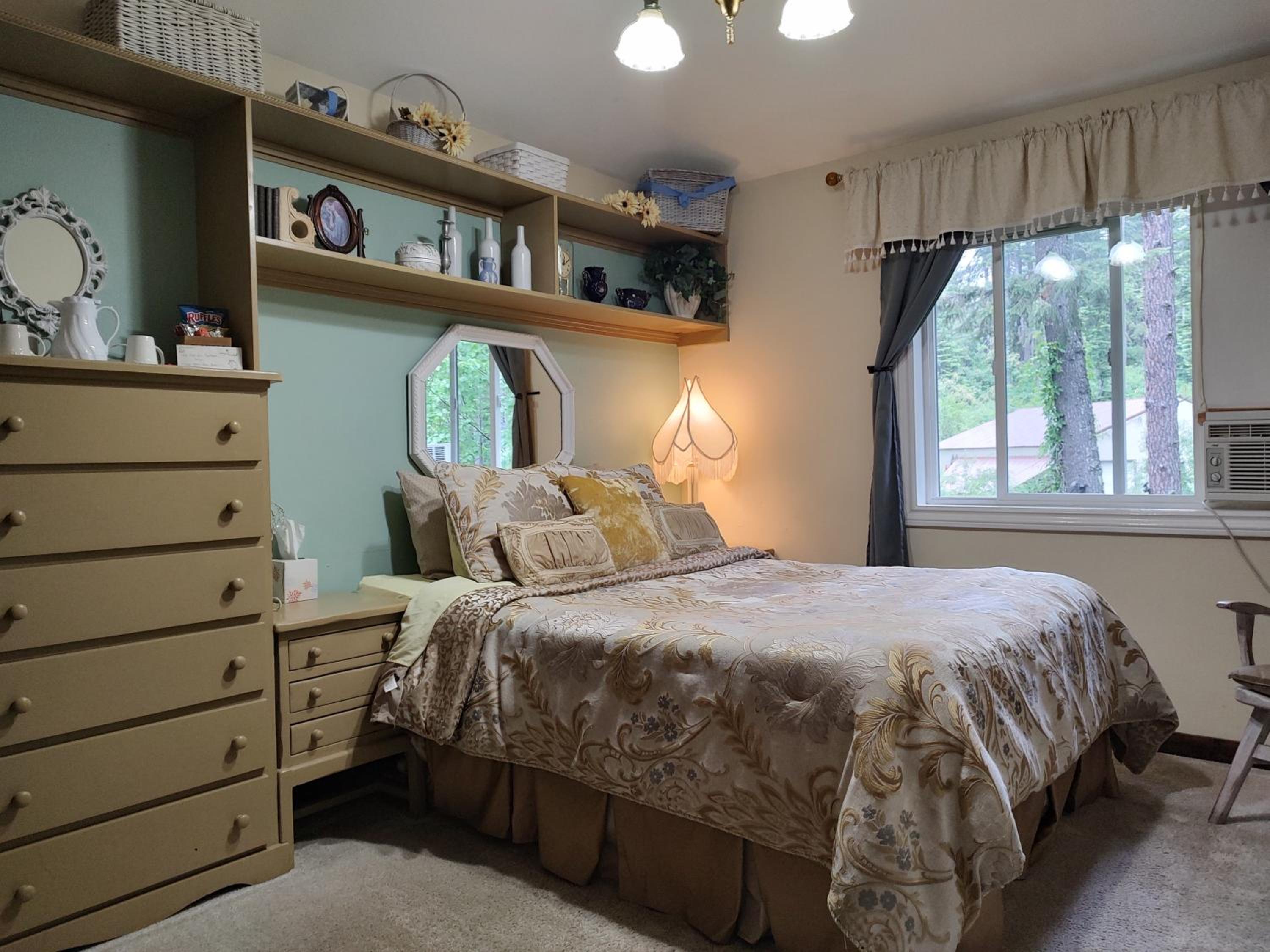 Queen Room With Shared Bathroom - Top Floor