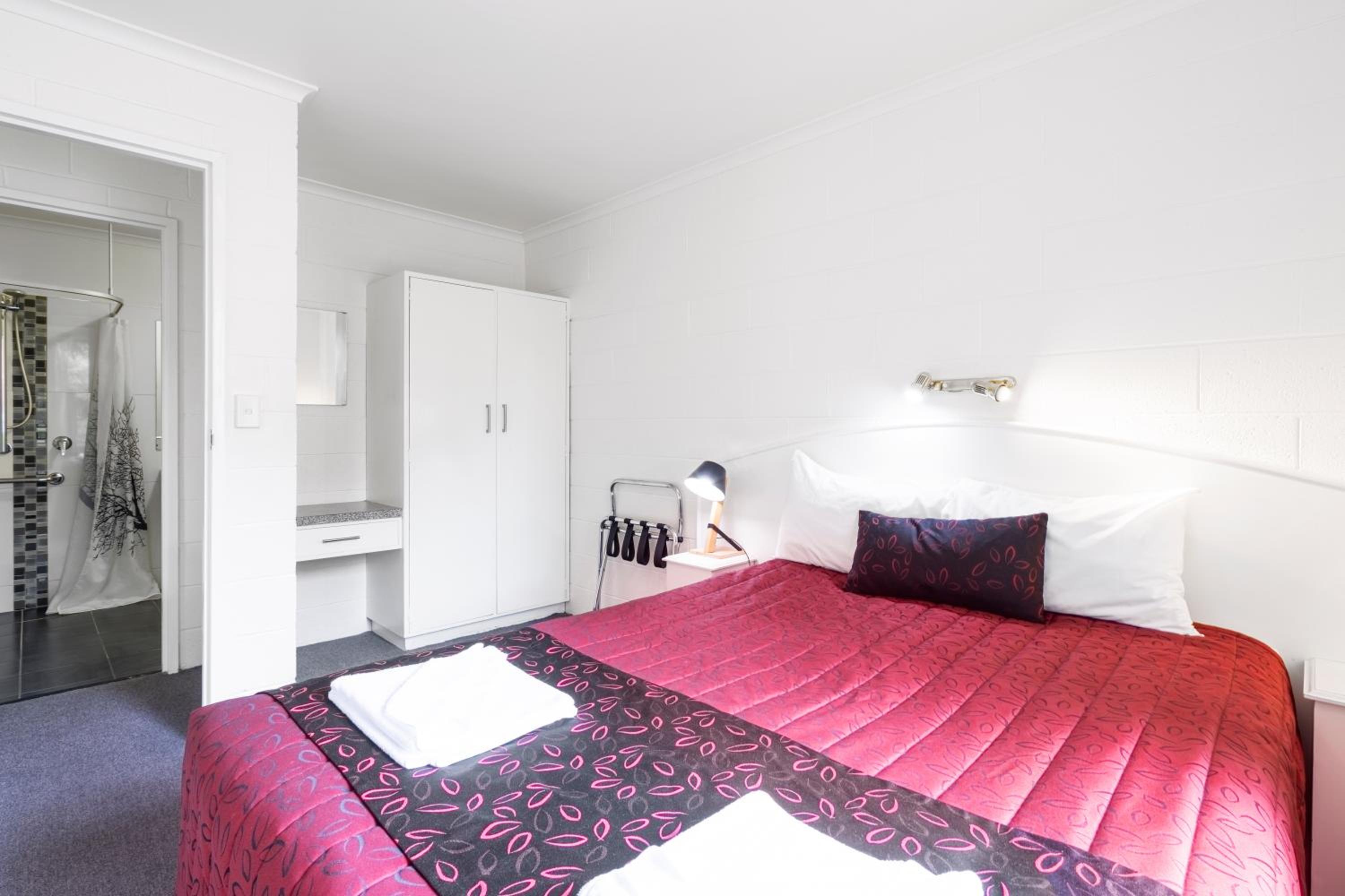 Economy One-Bedroom Apartment thumbnail 5