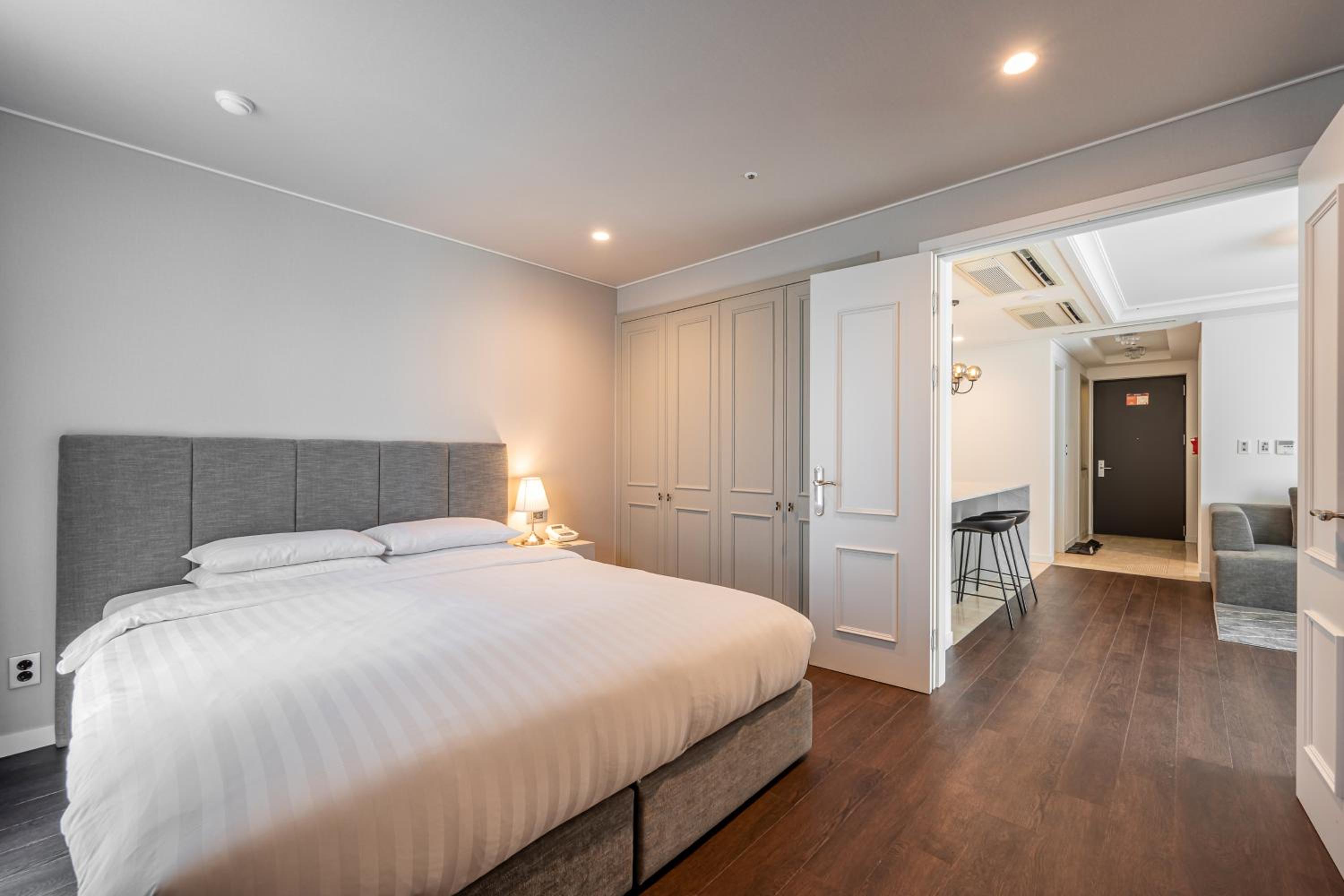 Suite - Photo 5