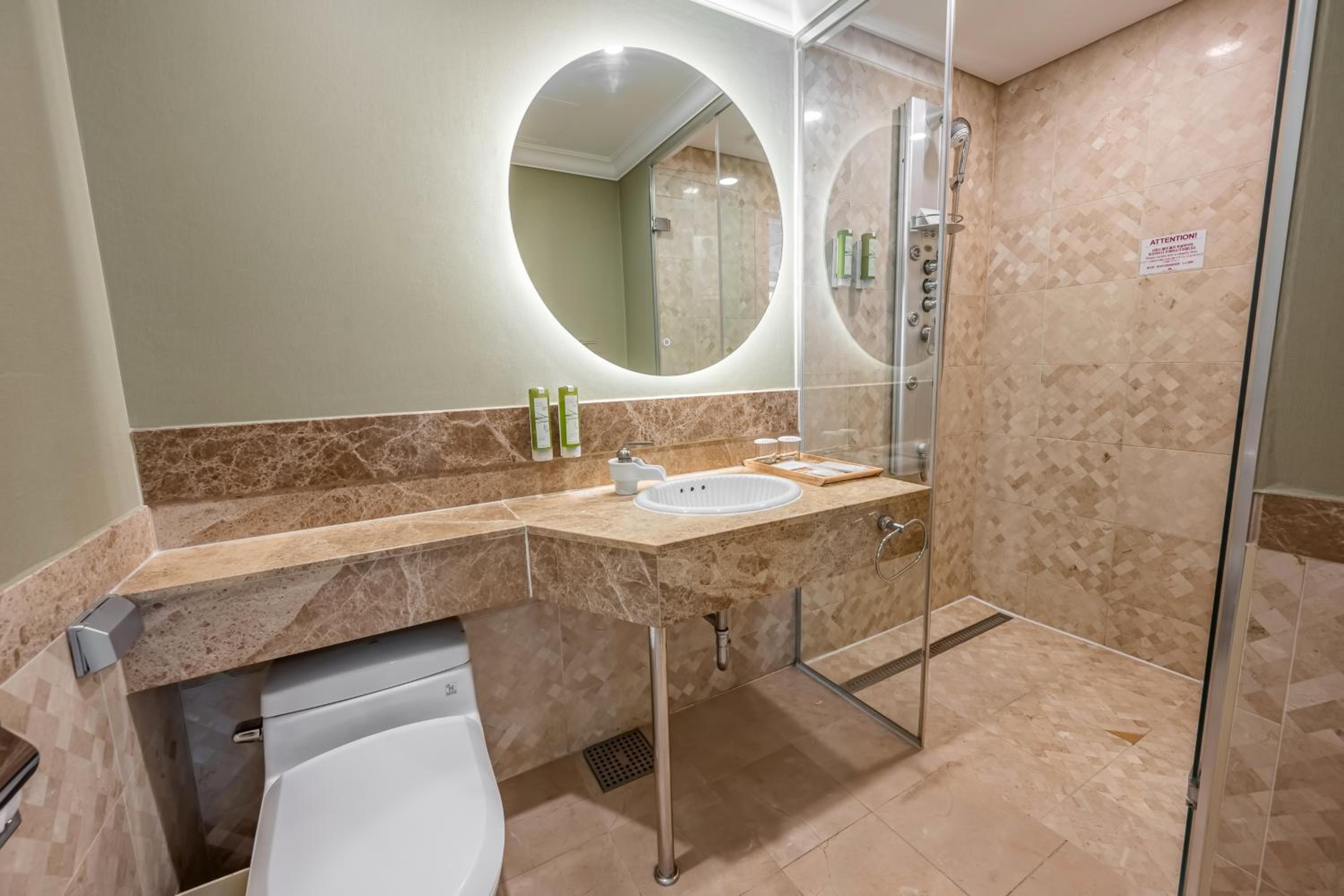 Suite - Photo 10