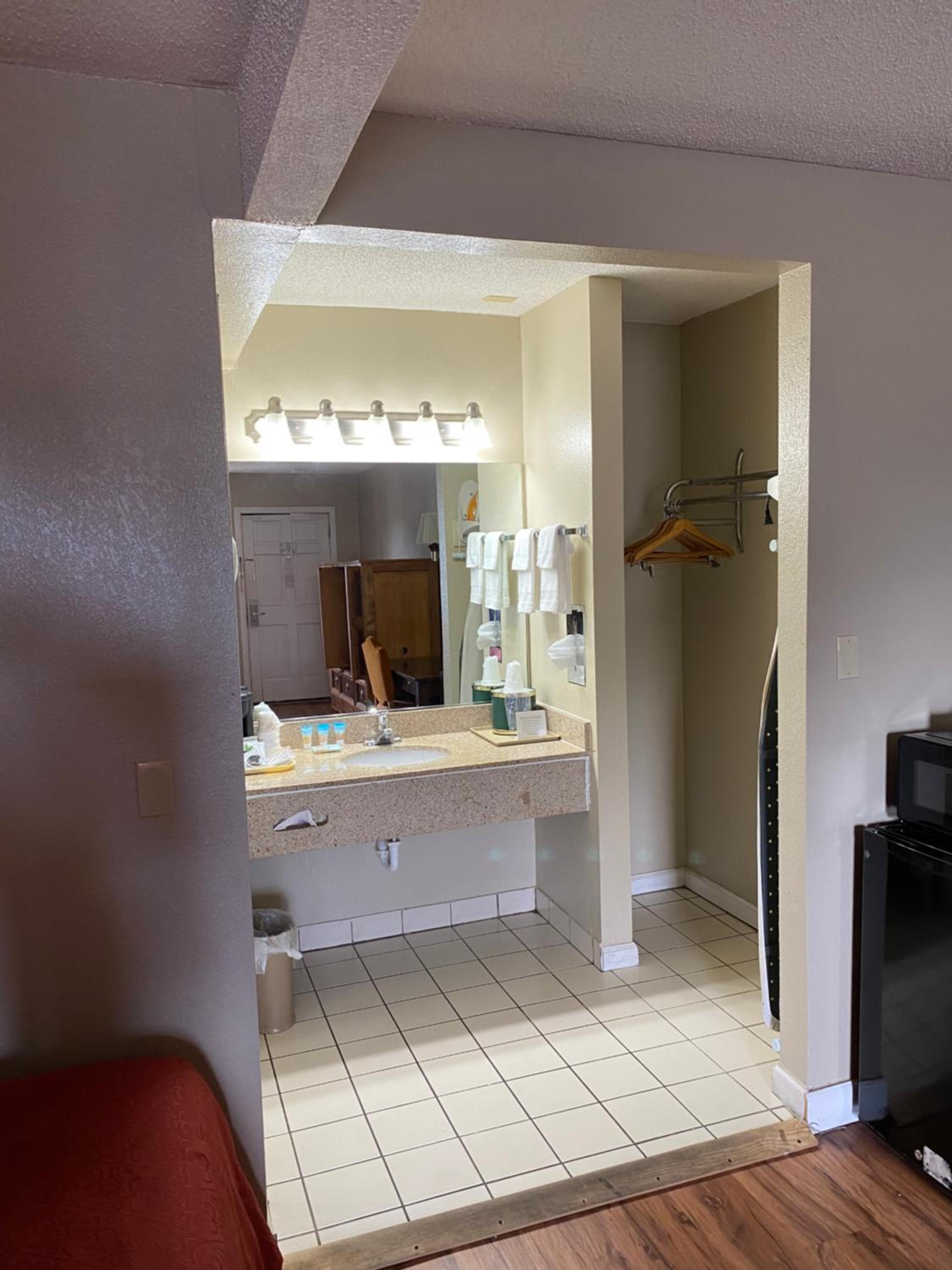 Double Room with Two Double Beds - Non-Smoking - Photo 10