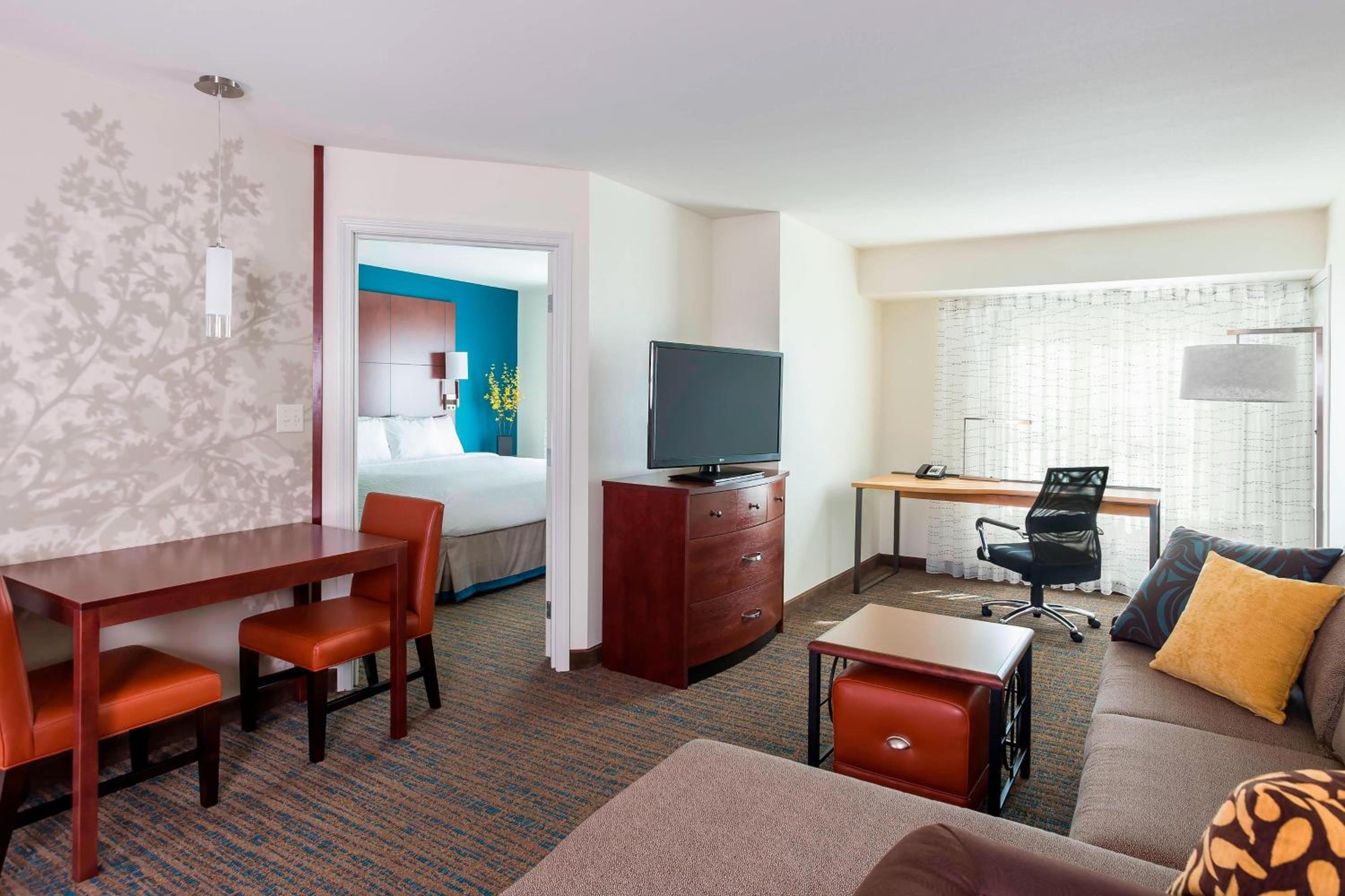 One-Bedroom Queen Suite with Sofa Bed and Adapted Tub - Mobility and Hearing Accessible