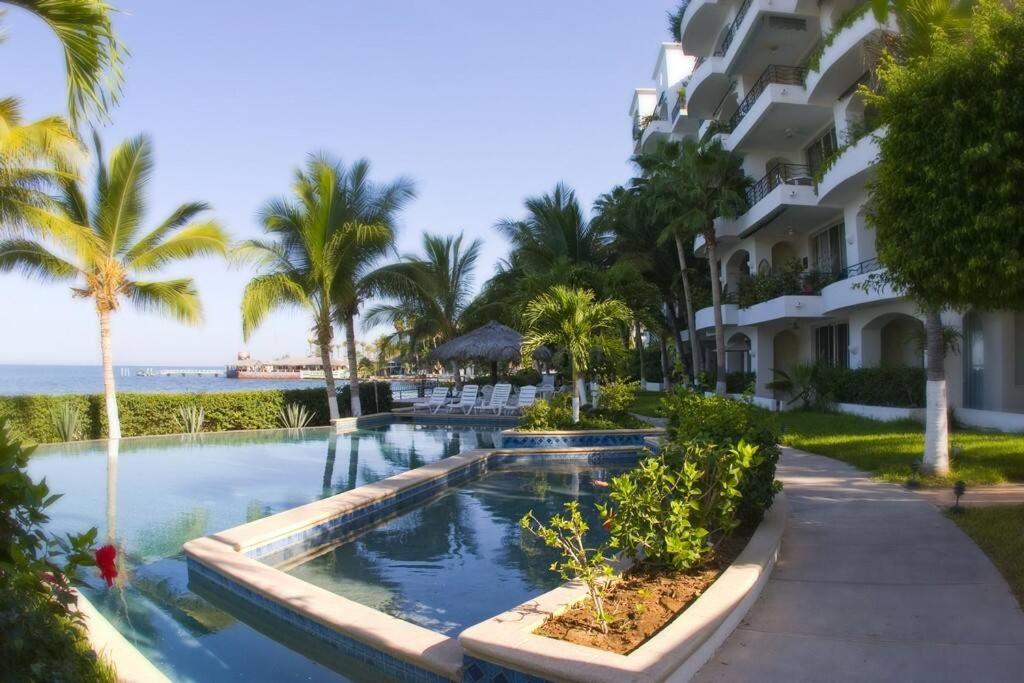 One-Bedroom Apartment with Balcony and Sea View photo 2