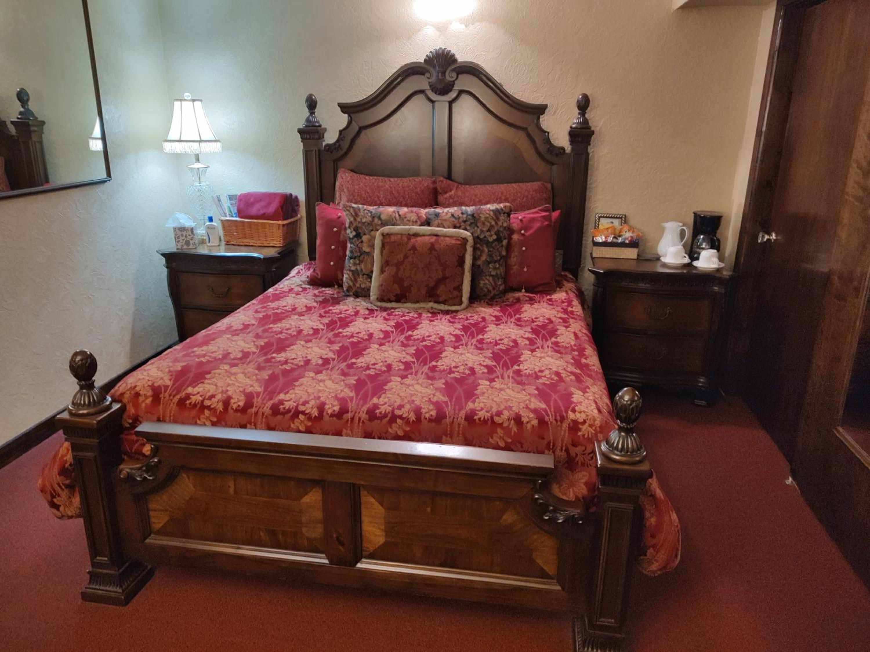Queen Room With Shared Bathroom - Ground Floor