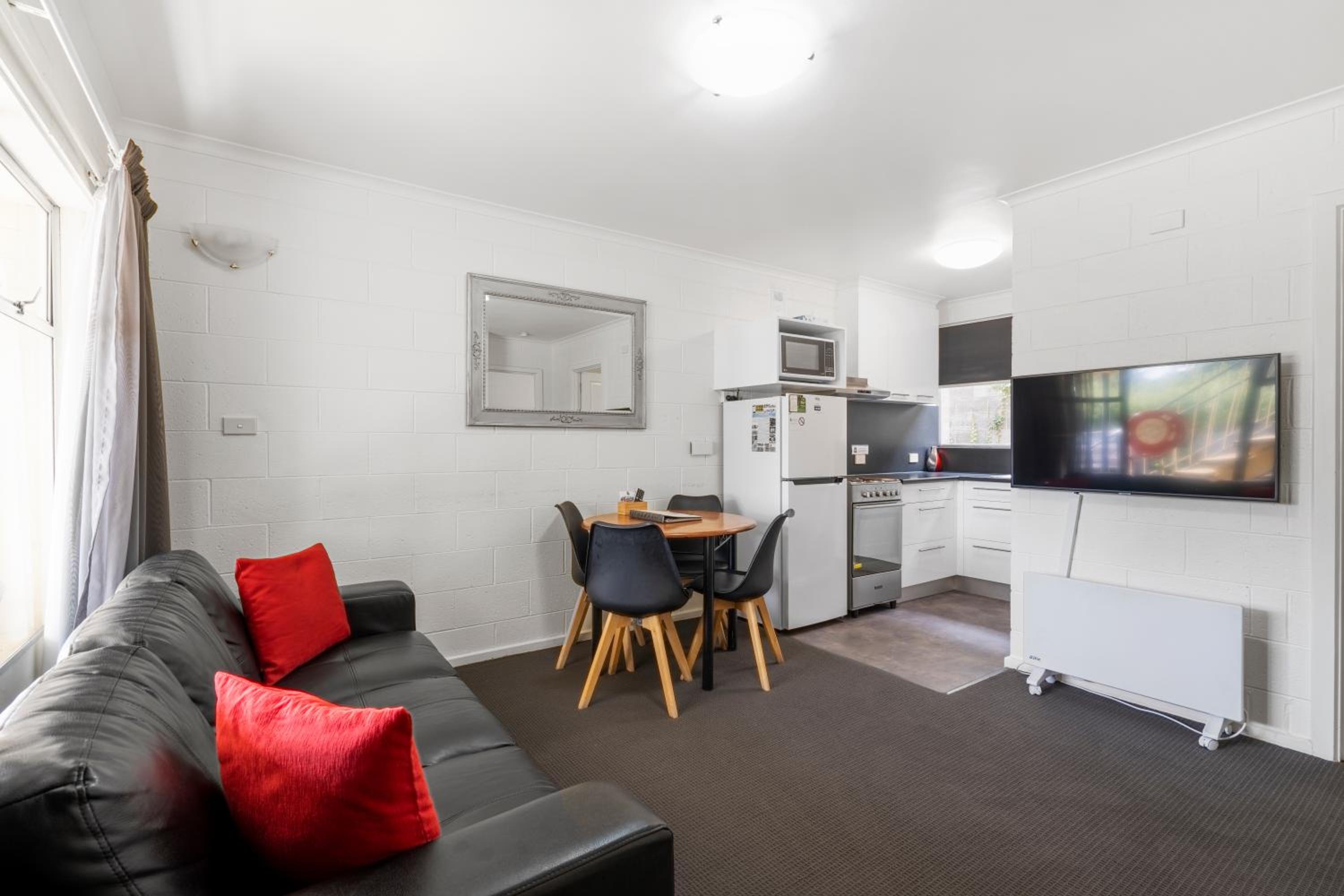 Two-Bedroom Apartment (4 Adults) thumbnail 5