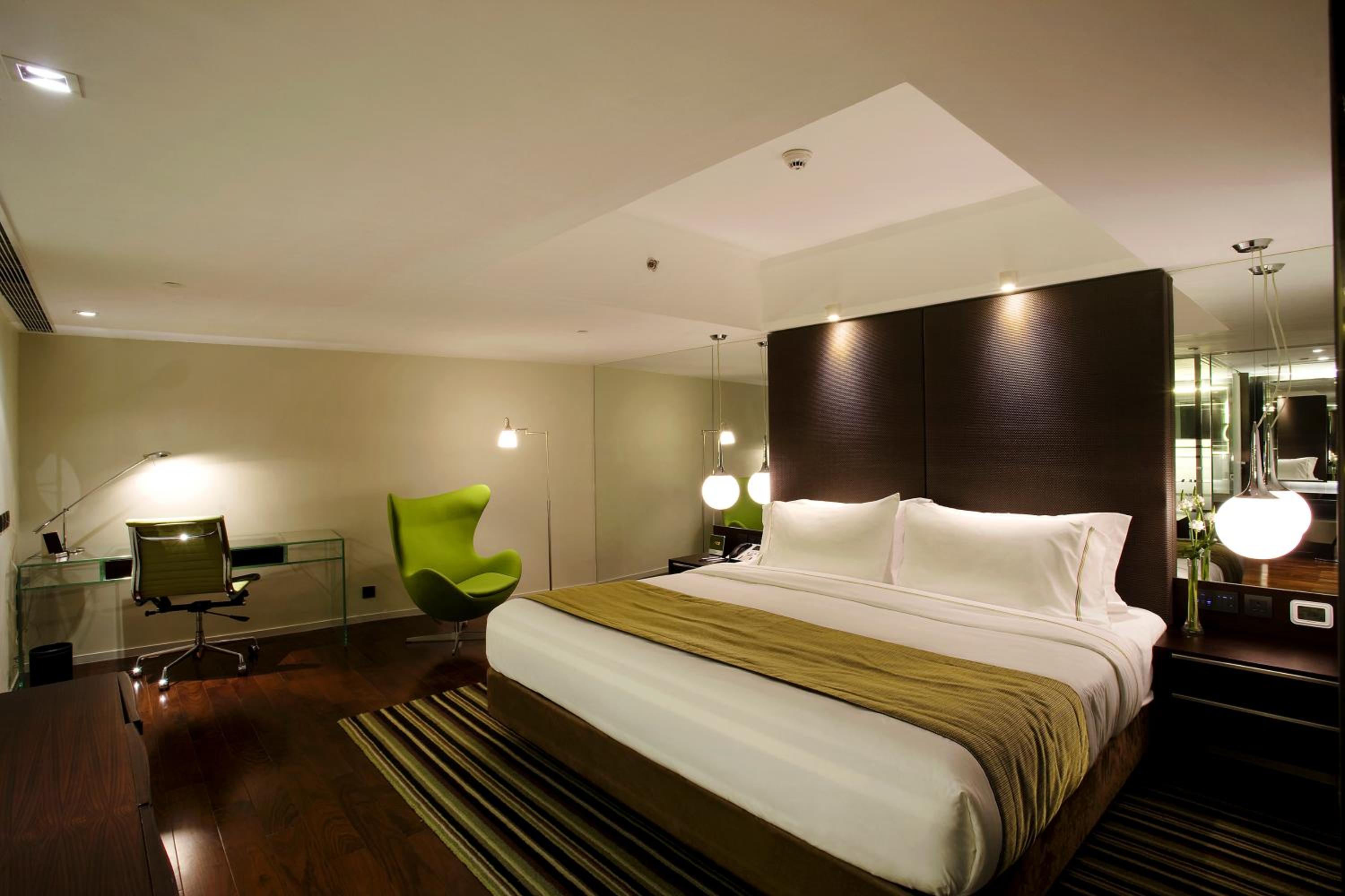 Mira Suite 100