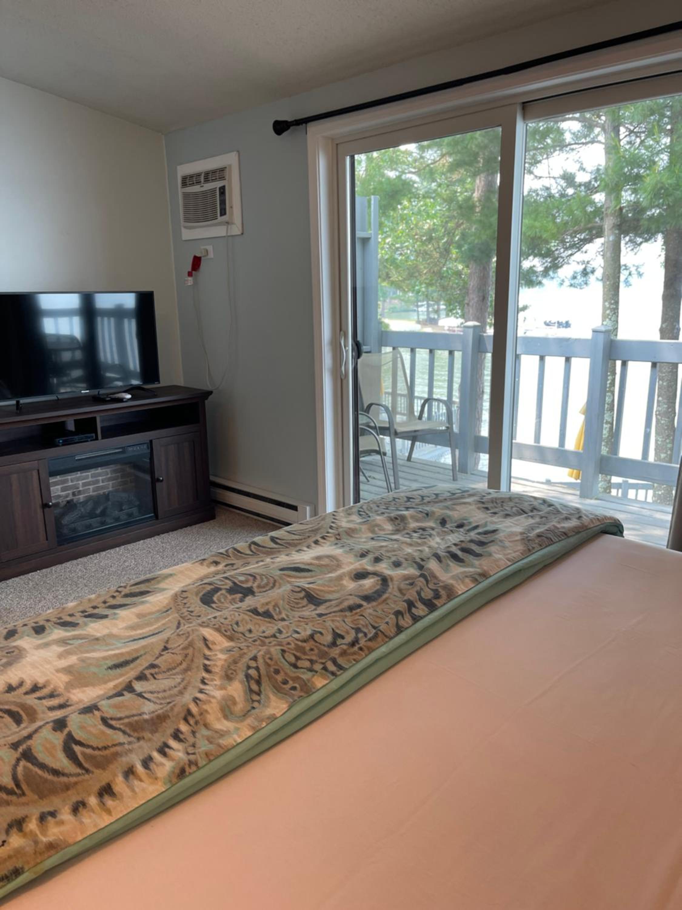 Two Bedroom with One Bathroom - Lakeside photo 3