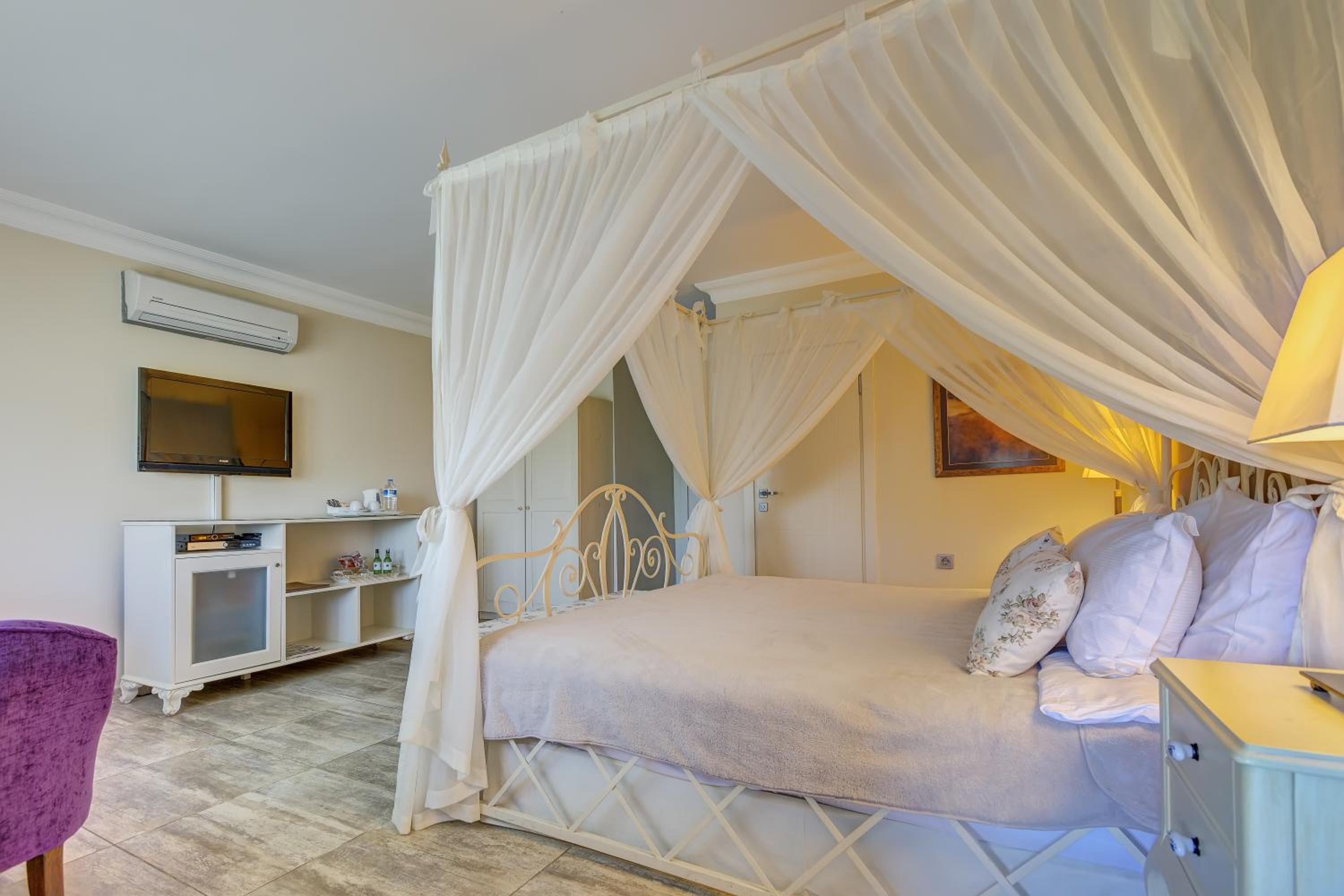 Double Room with Balcony & River View - Photo 22