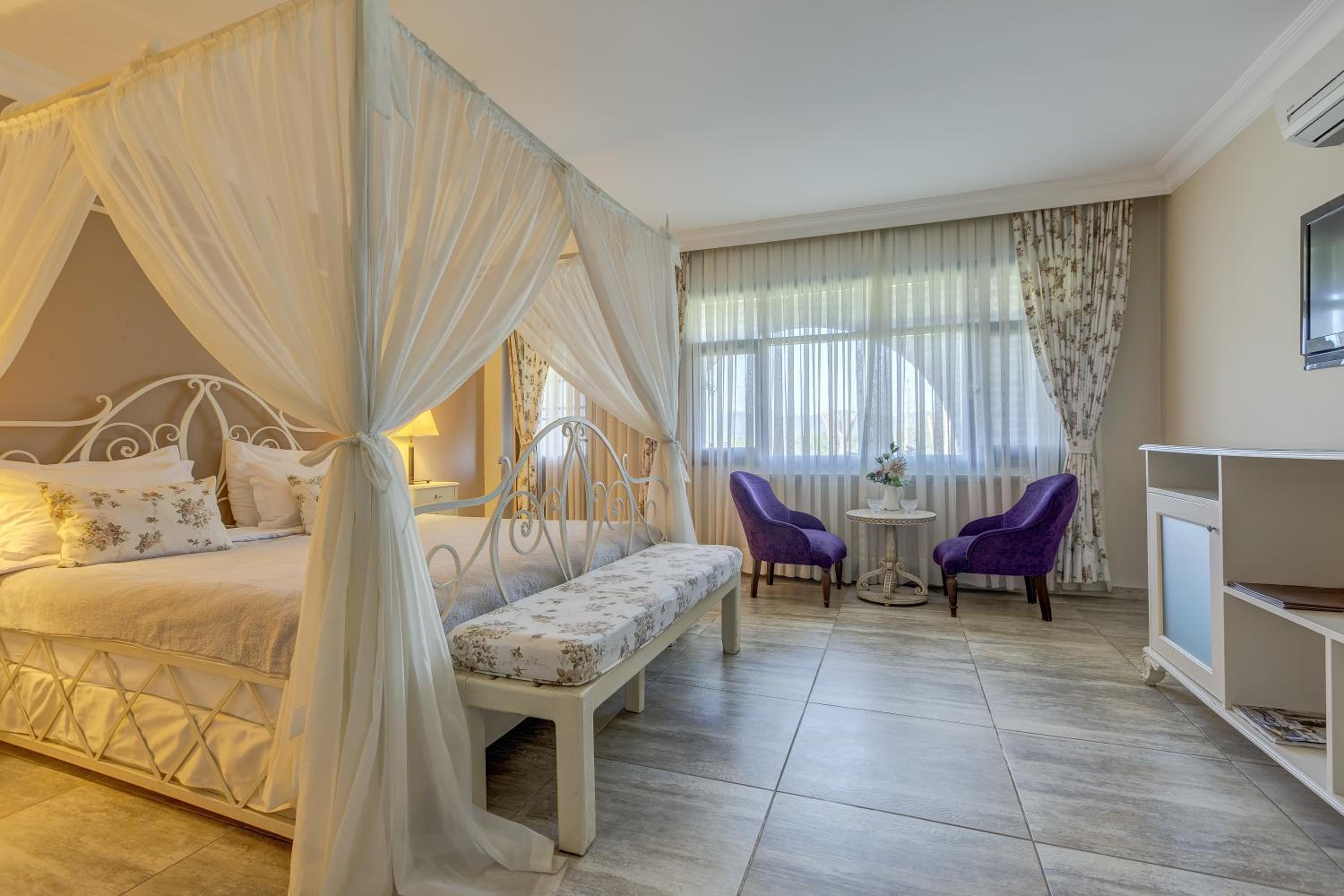 Double Room with Balcony & River View - Photo 23
