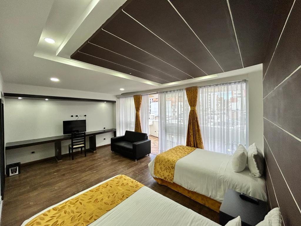 Standard Queen Room with Two Queen Beds photo 2