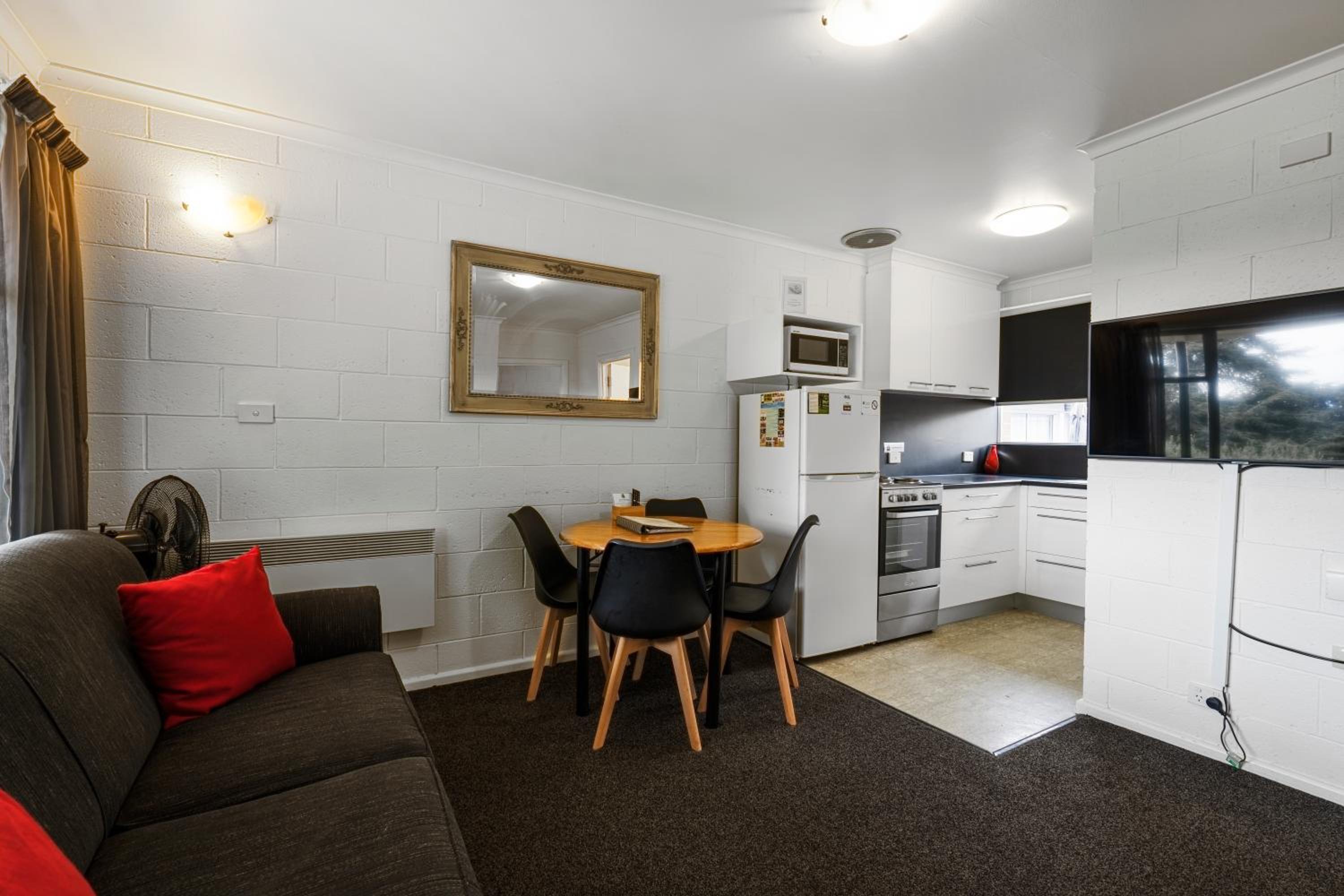 Two-Bedroom Apartment (5 Adults) - Photo 4
