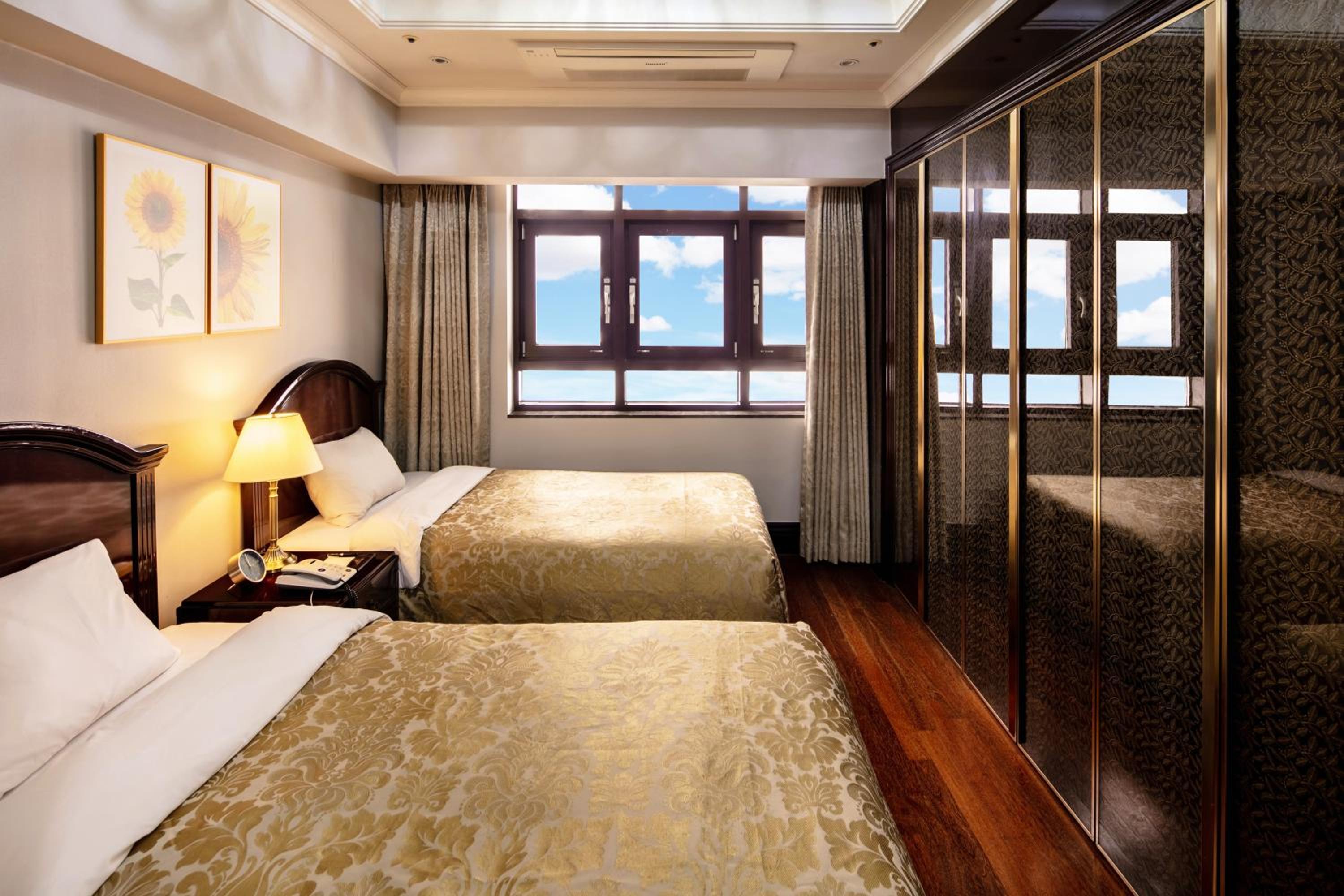 Crystal Twin Room - Photo 2