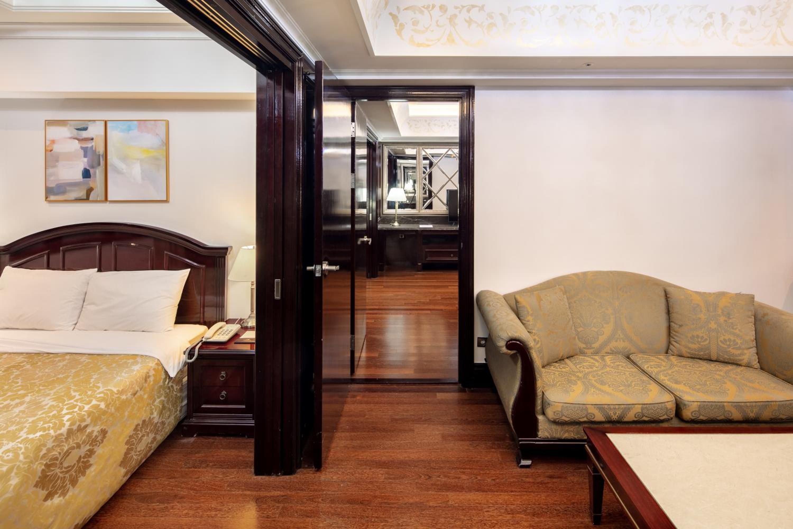 Two-Bedroom Suite - Photo 4
