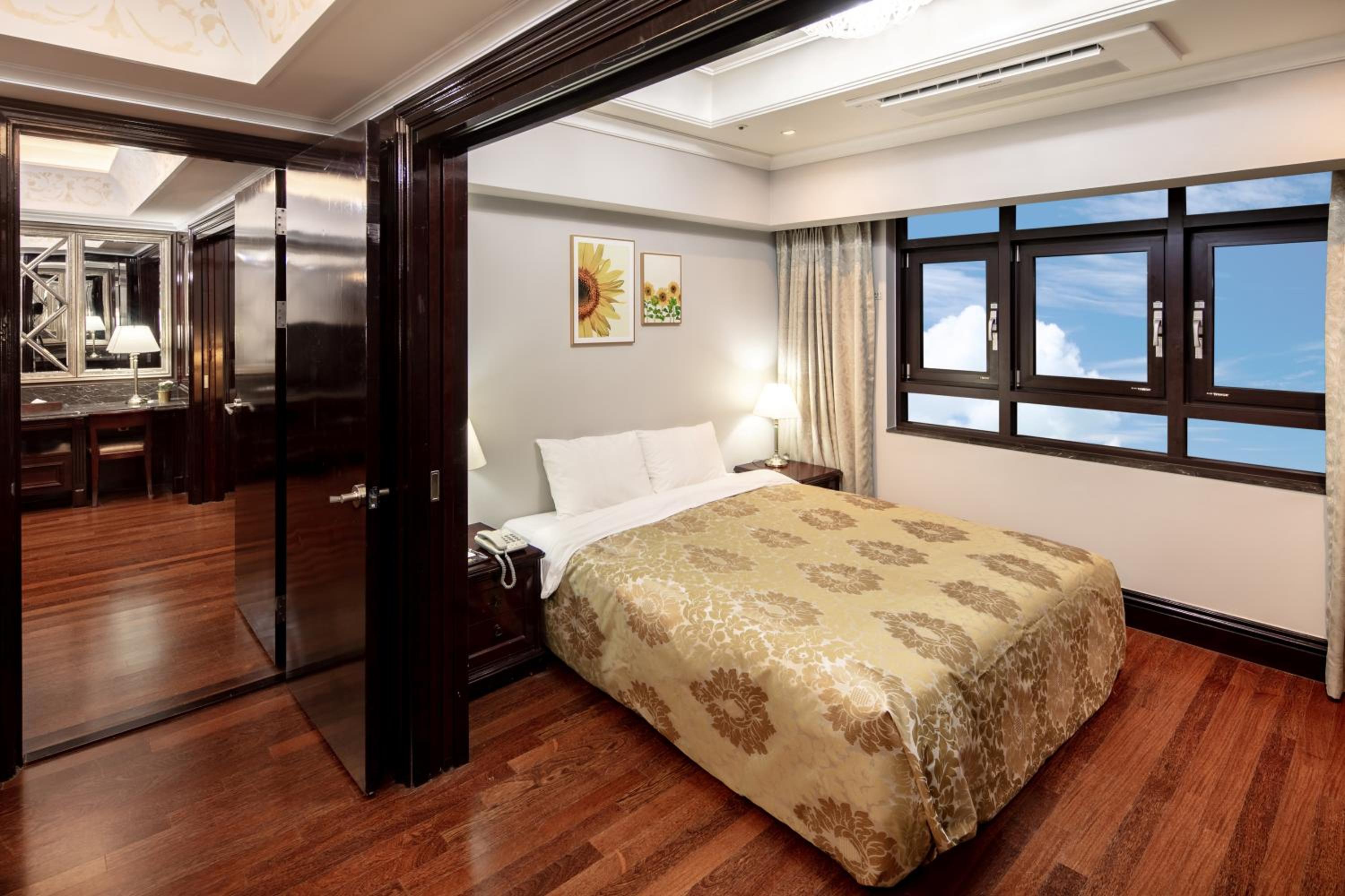 Two-Bedroom Suite - Photo 5