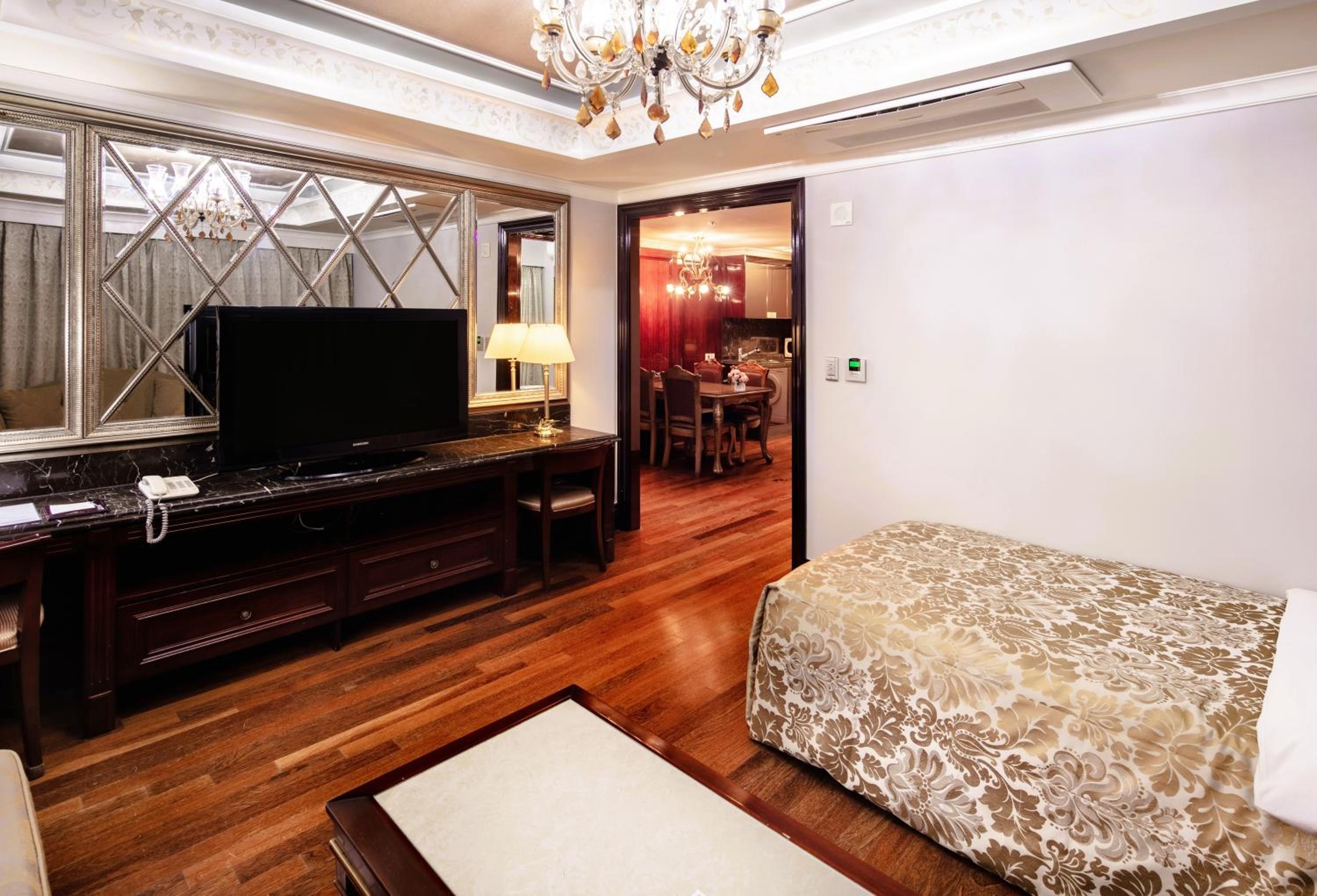 Two-Bedroom Suite - Photo 19