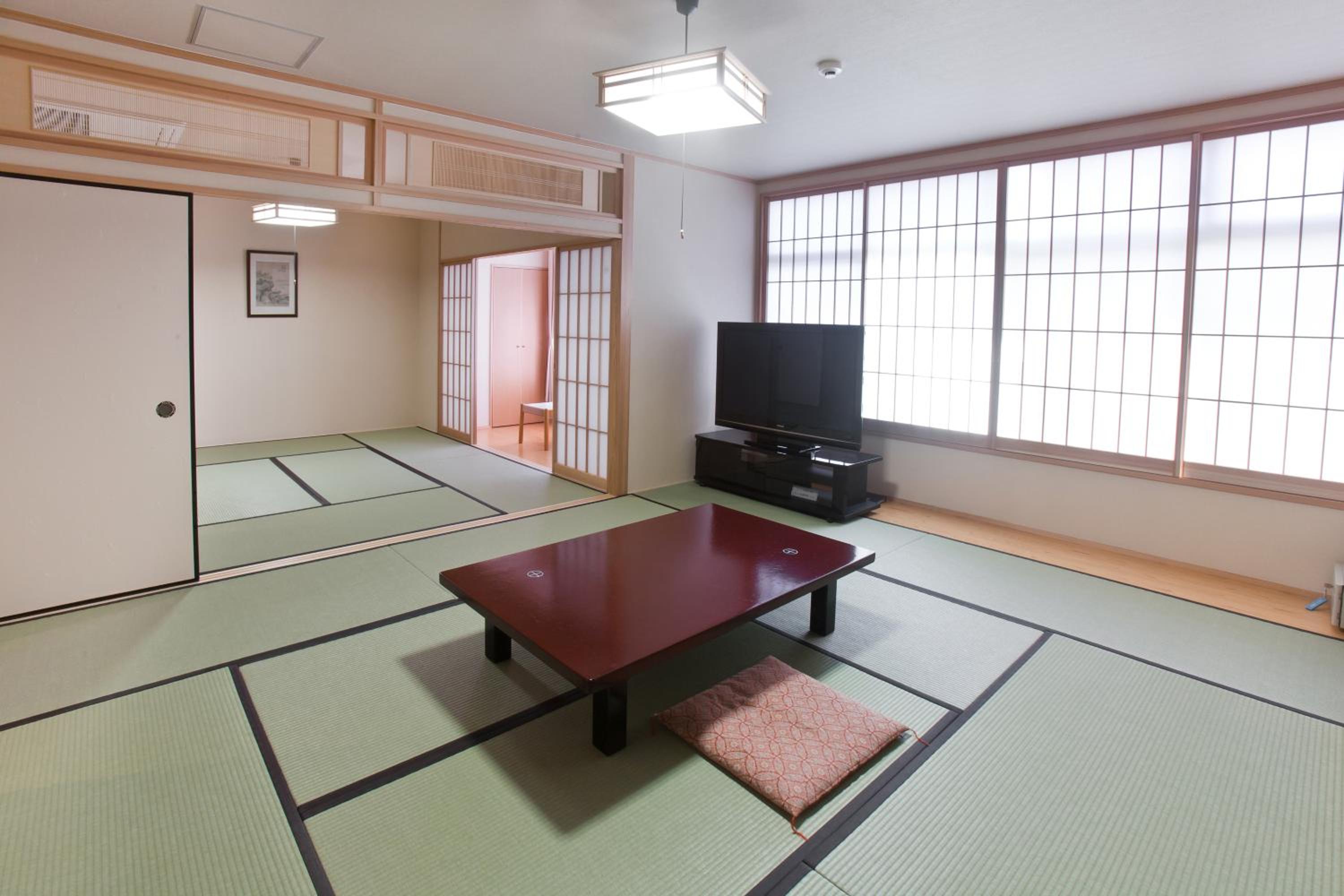 Japanese-Style Room (10 + 8 Tatami) - Photo 1