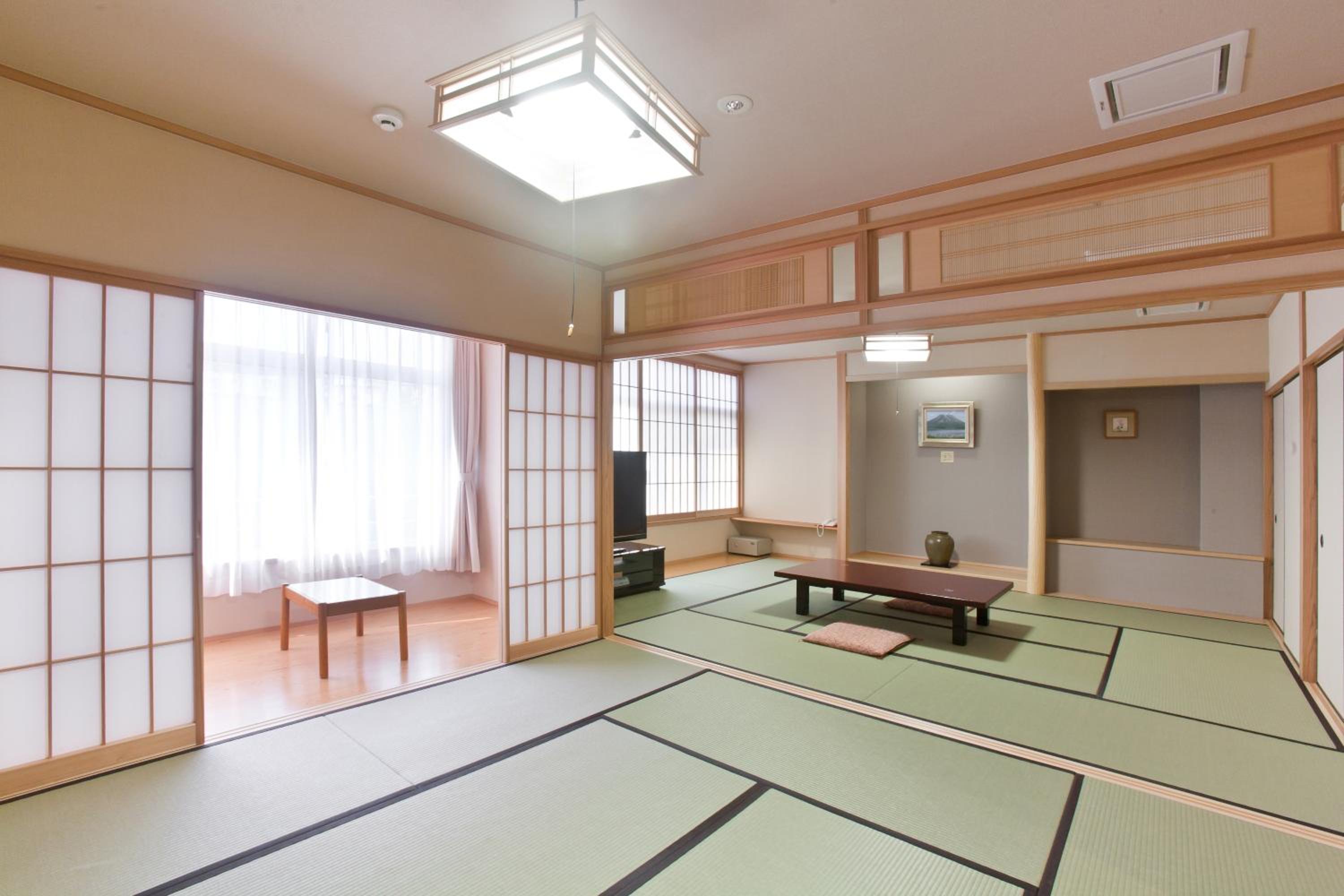 Japanese-Style Room (10 + 6 Tatami) - Photo 1