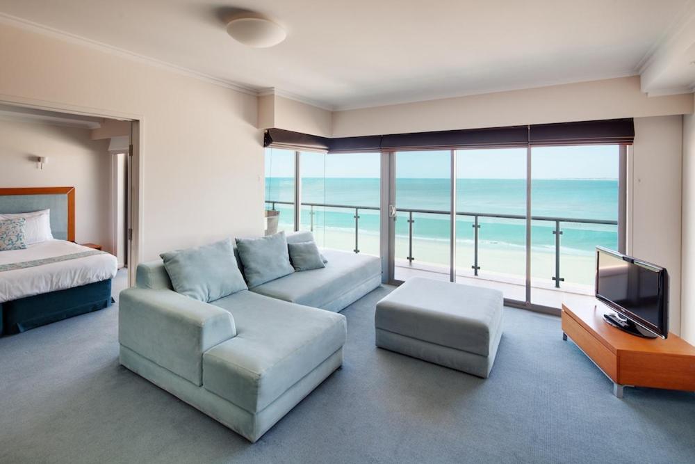 Two-Bedroom Apartment with Ocean View - Photo 3