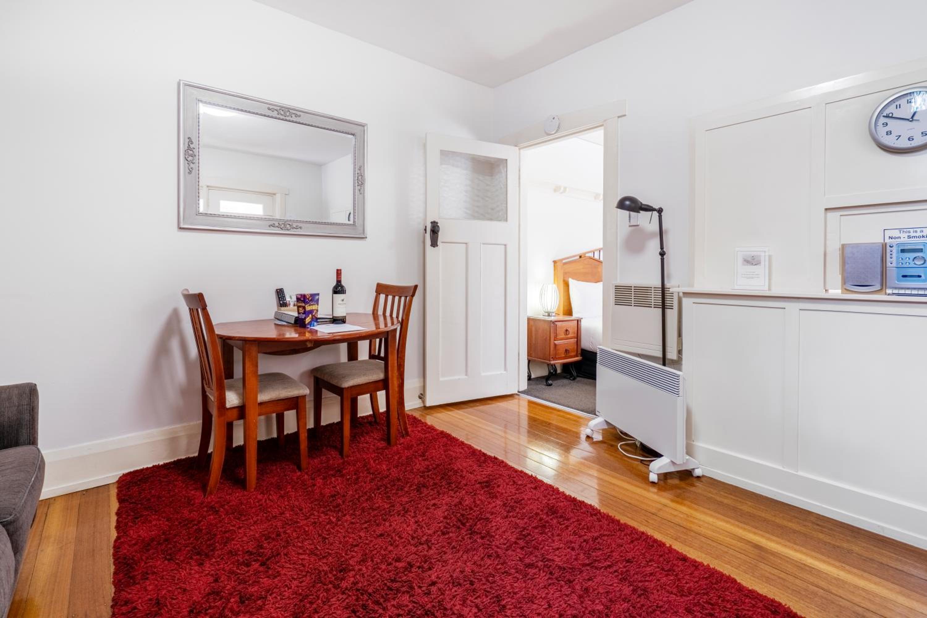 One-Bedroom Apartment - Photo 2