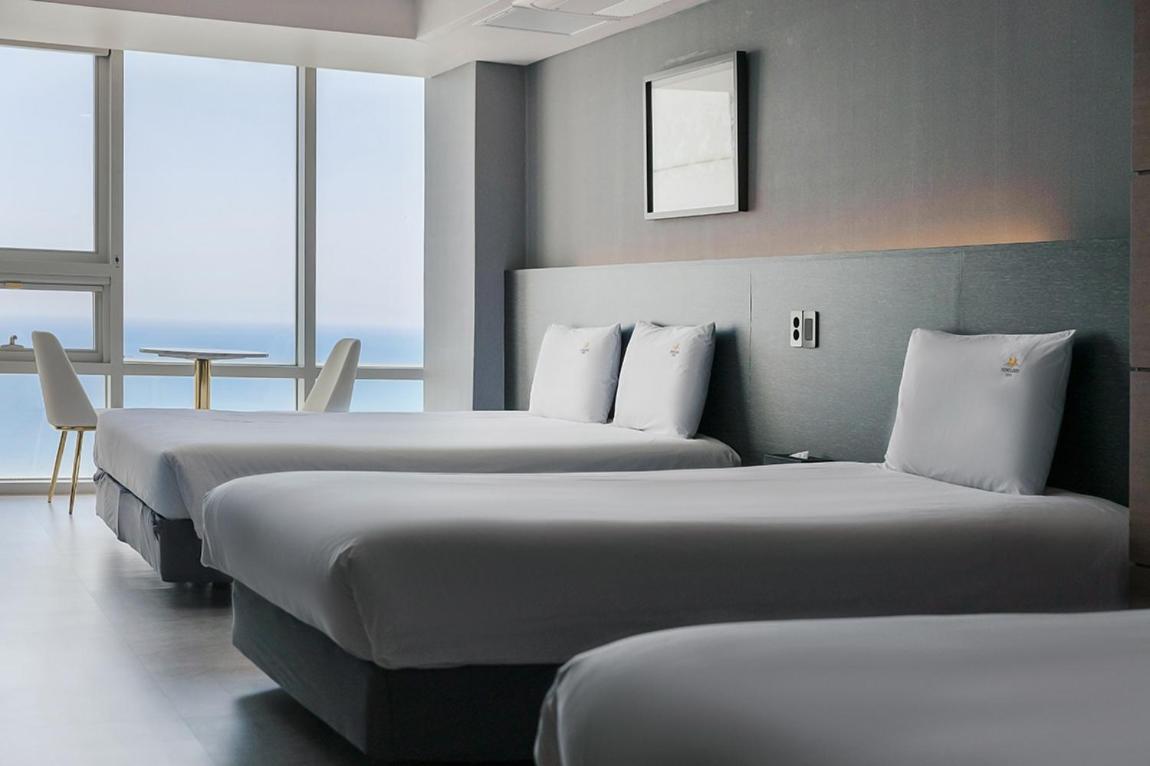 Quadruple Room with Sea View - Photo 4