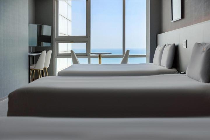 Swimming pool PKG for 2 people - Quadruple Room with partial Sea View - Photo 2