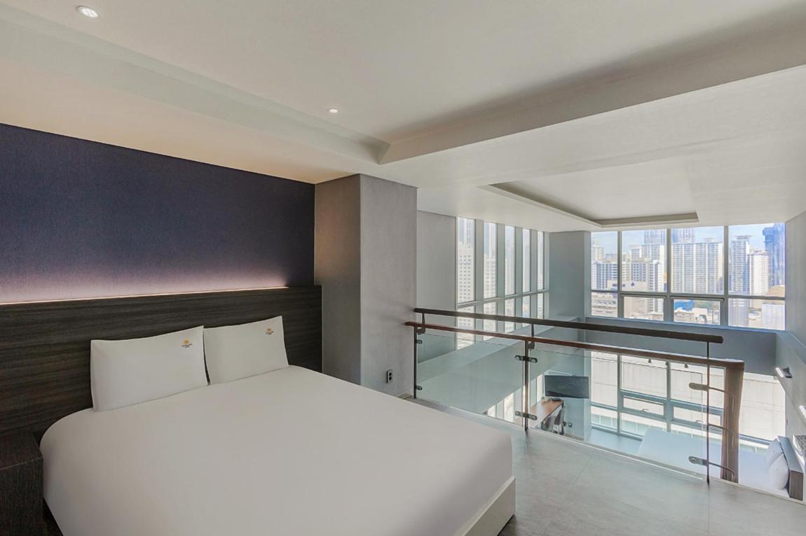 Duplex Suite with City View - Photo 5