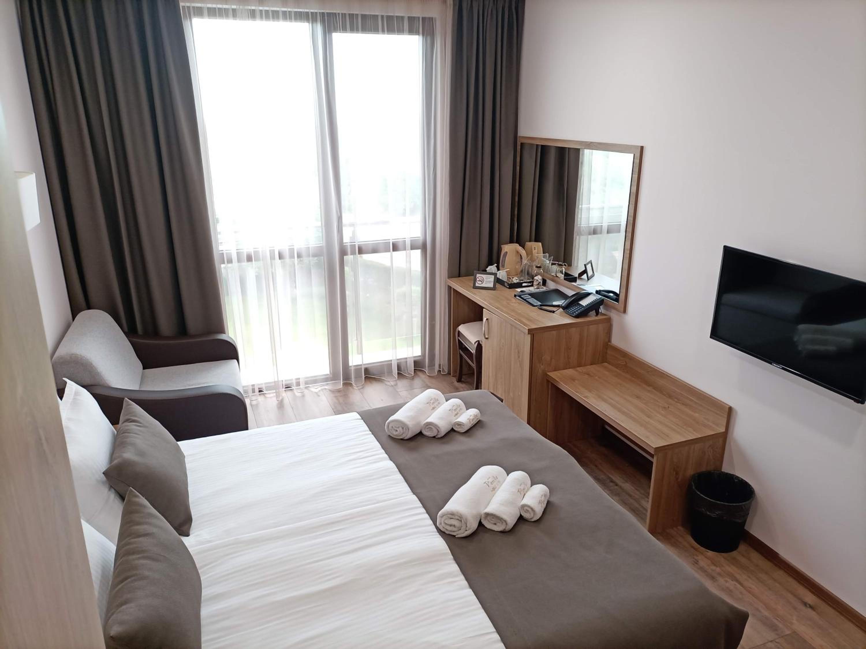 Deluxe Double Room - Photo 11