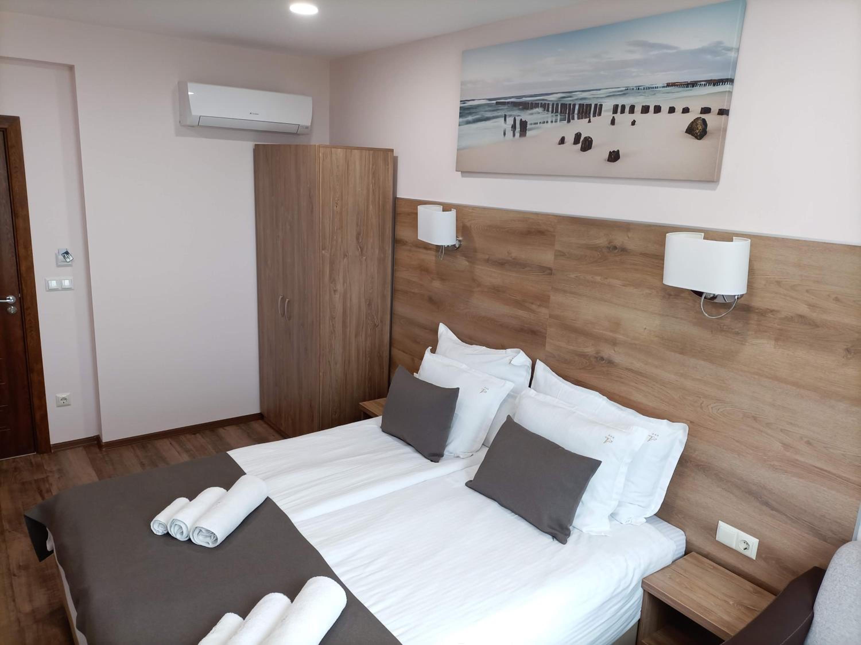 Deluxe Double Room - Photo 12