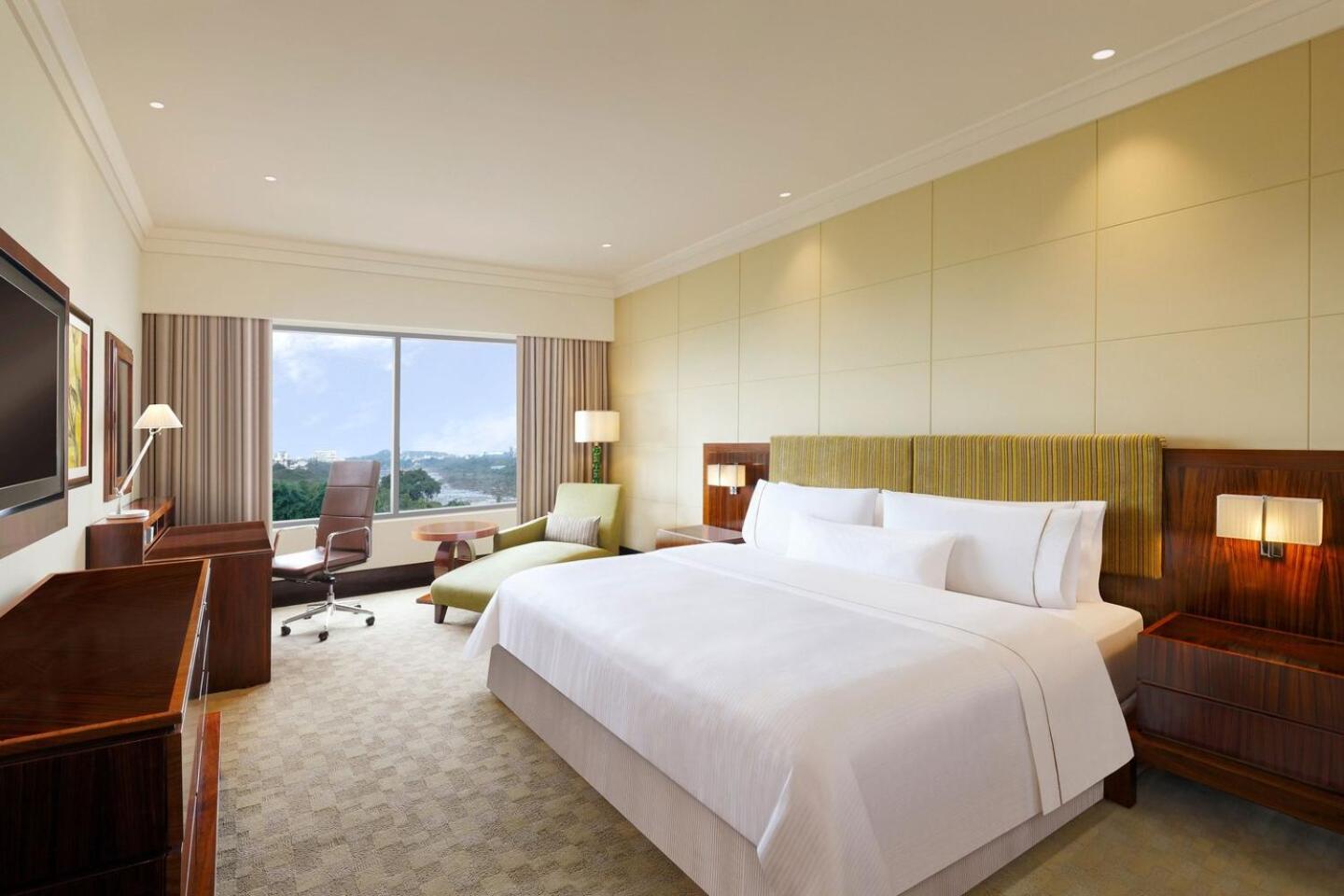 1 King Bed, Guest Room - Photo 2