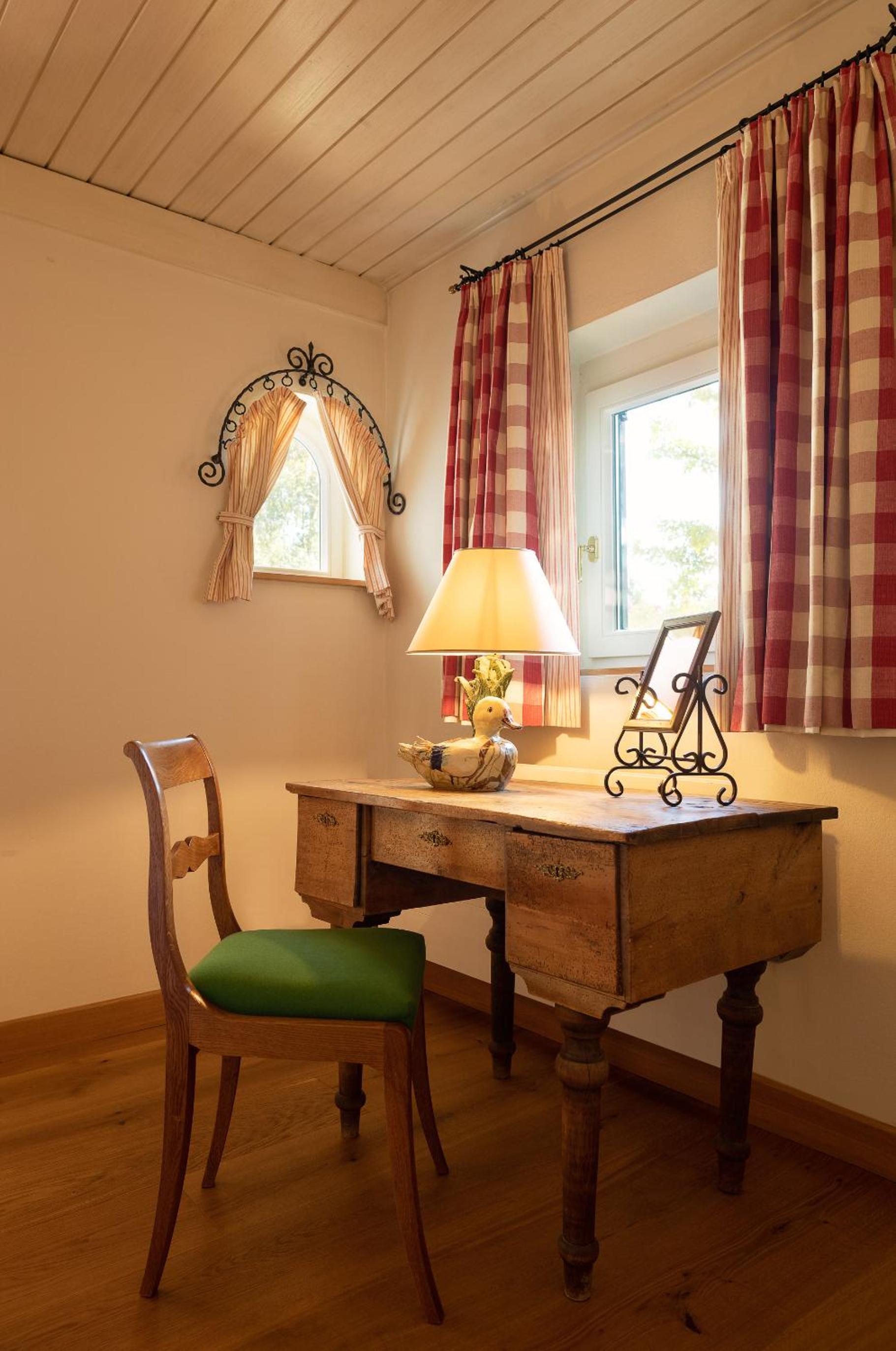 Junior Suite with Balcony - Photo 2