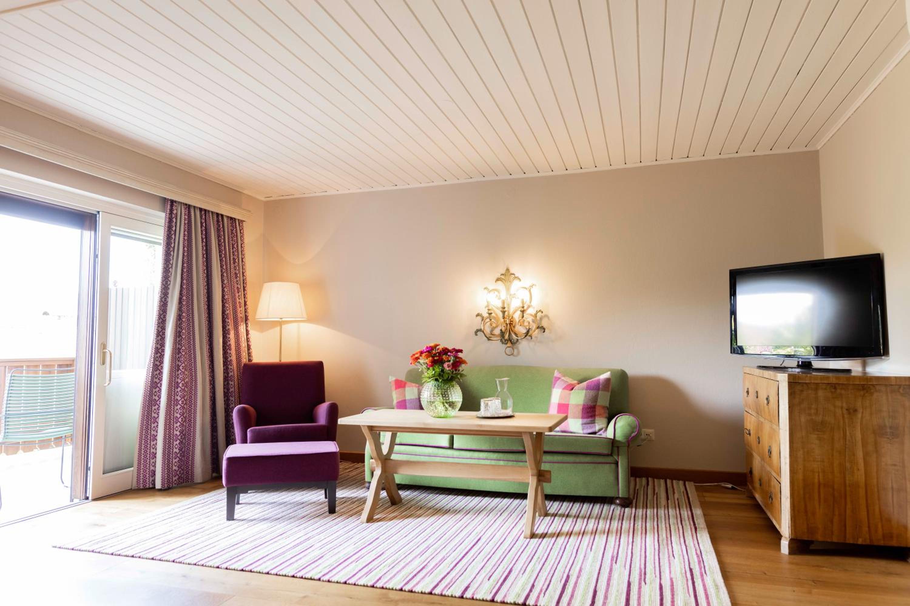 Junior Suite with Balcony - Photo 3