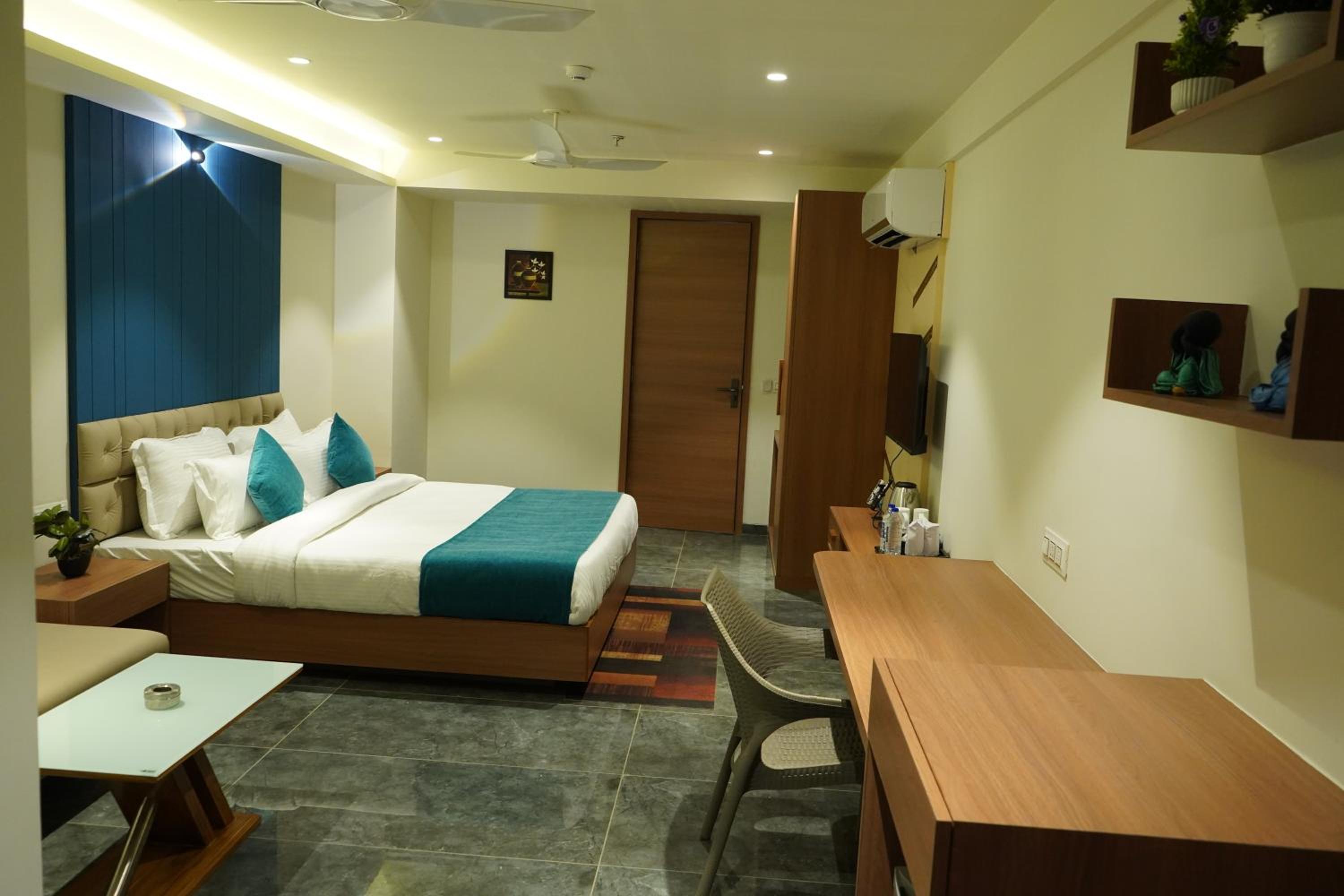 Deluxe Double Room with Side Sea View