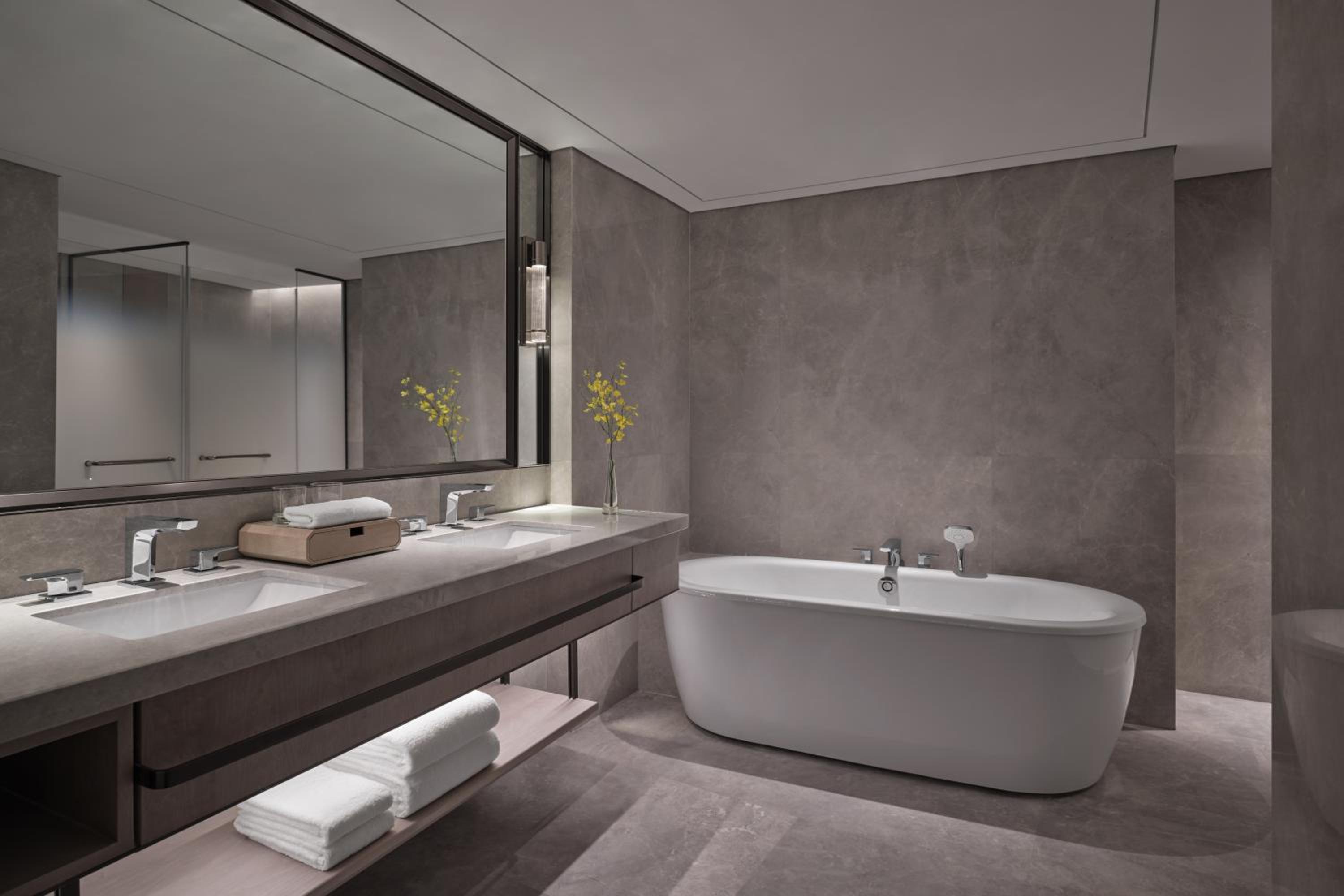 Premium Suite, 1 King Bed, City View - Photo 4
