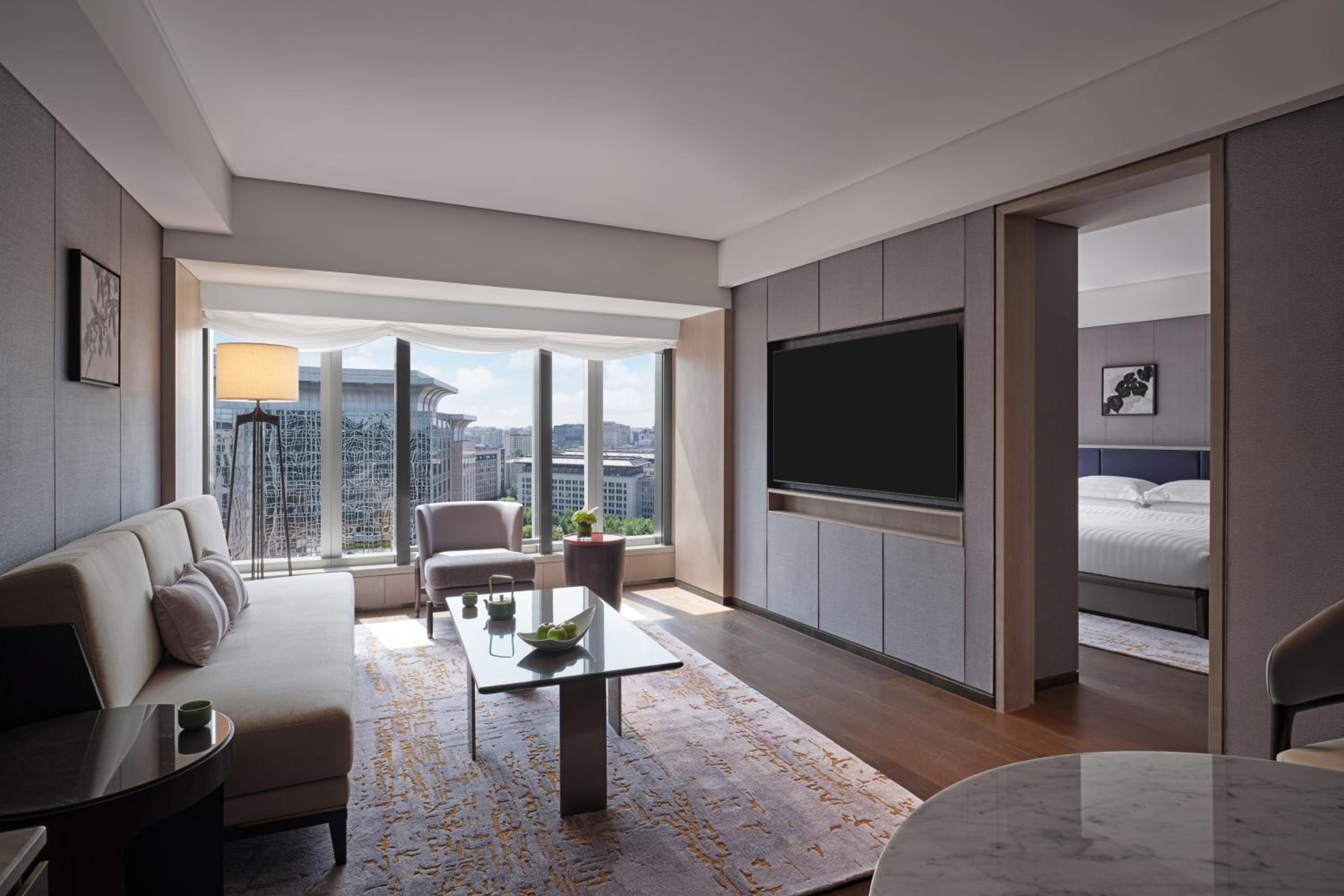 Premium Suite, 1 King Bed, City View - Photo 2