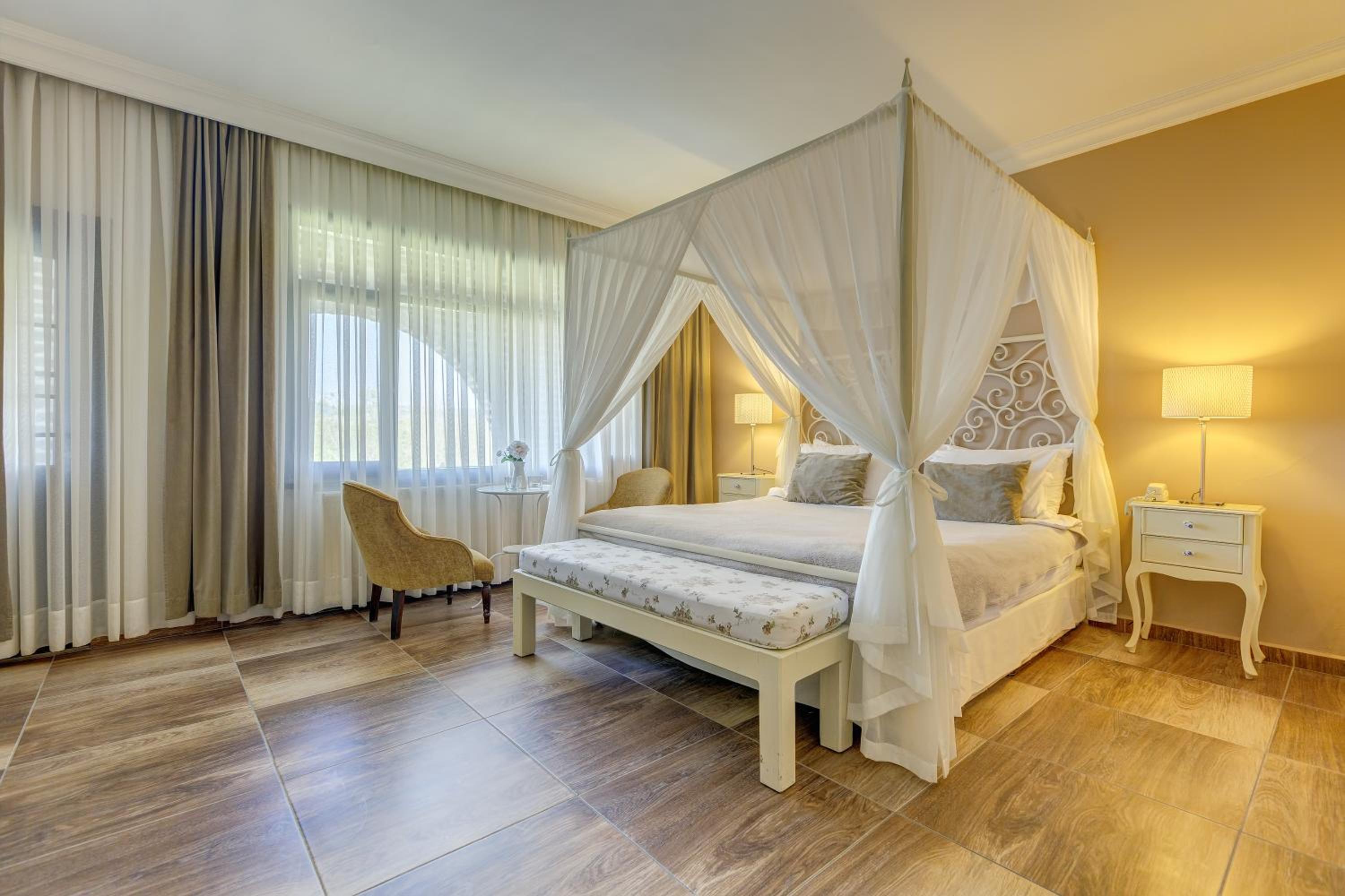 Double Room with Balcony & River View - Photo 19