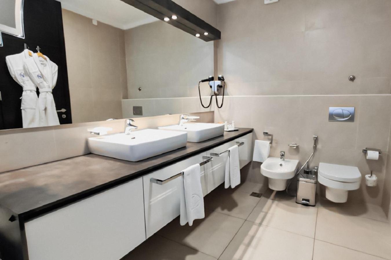 City view Two Bedroom Suite with Balcony - Photo 4